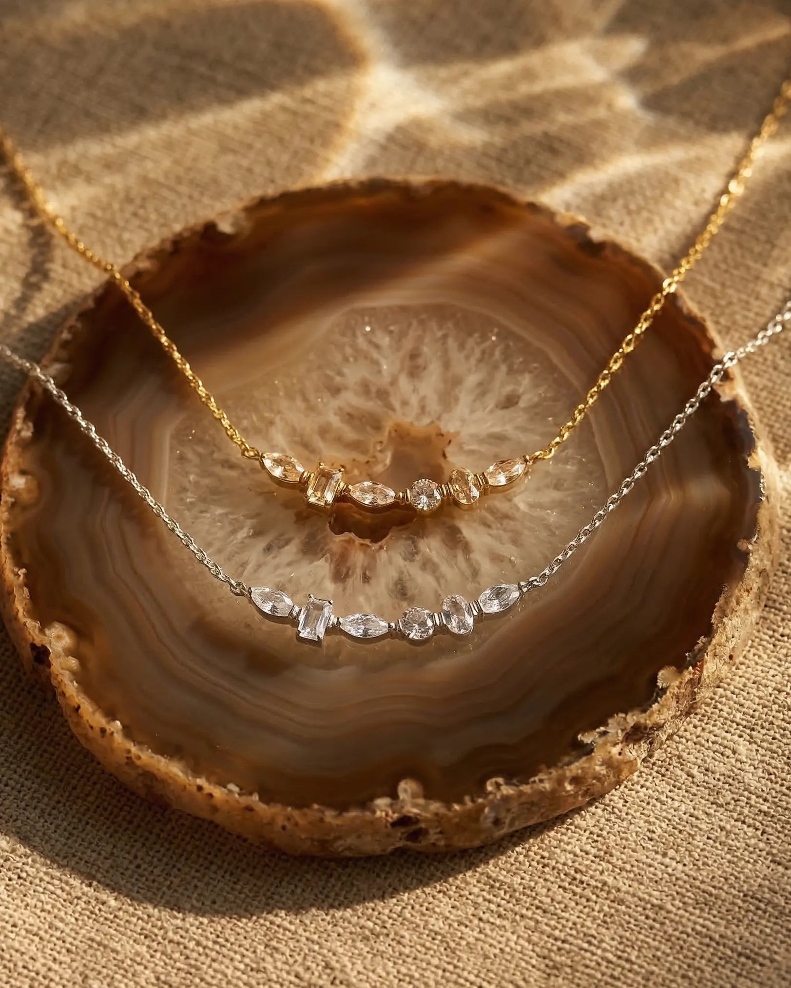 anti-tarnish-925-silver-donna-necklace-detail, radiant-baguette-cut-shimmer-jewelry, jewelry-for-sensitive-skin-sterling-silver, upscale-jewelry-brand-denmark, modern-classic-arched-design