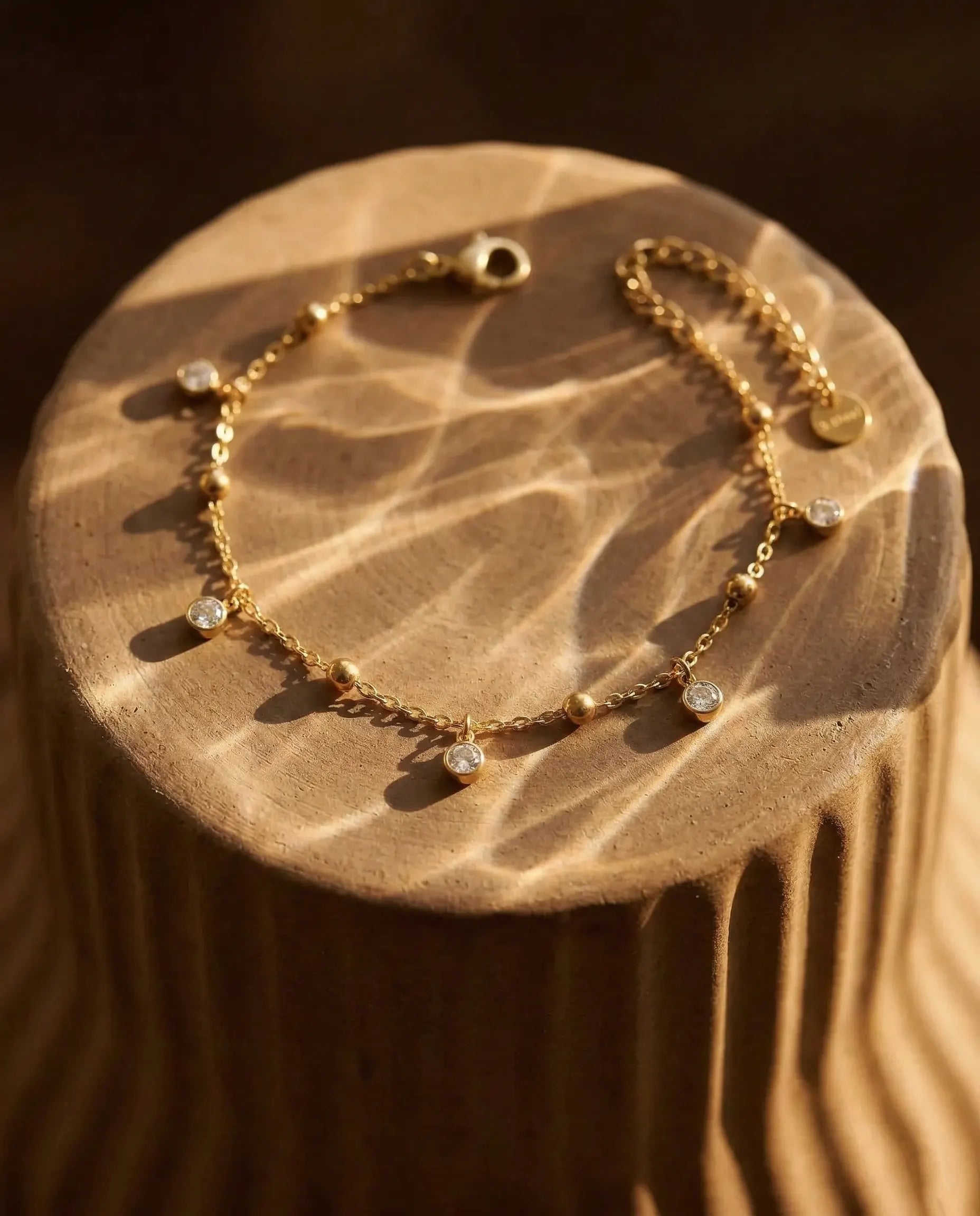 anti-tarnish-gold-pvd-bracelet-detail, dainty-layering-ideas-jewelry-alora, jewelry-for-sensitive-skin-316l-steel, upscale-jewelry-brand-denmark, modern-classic-dainty-design