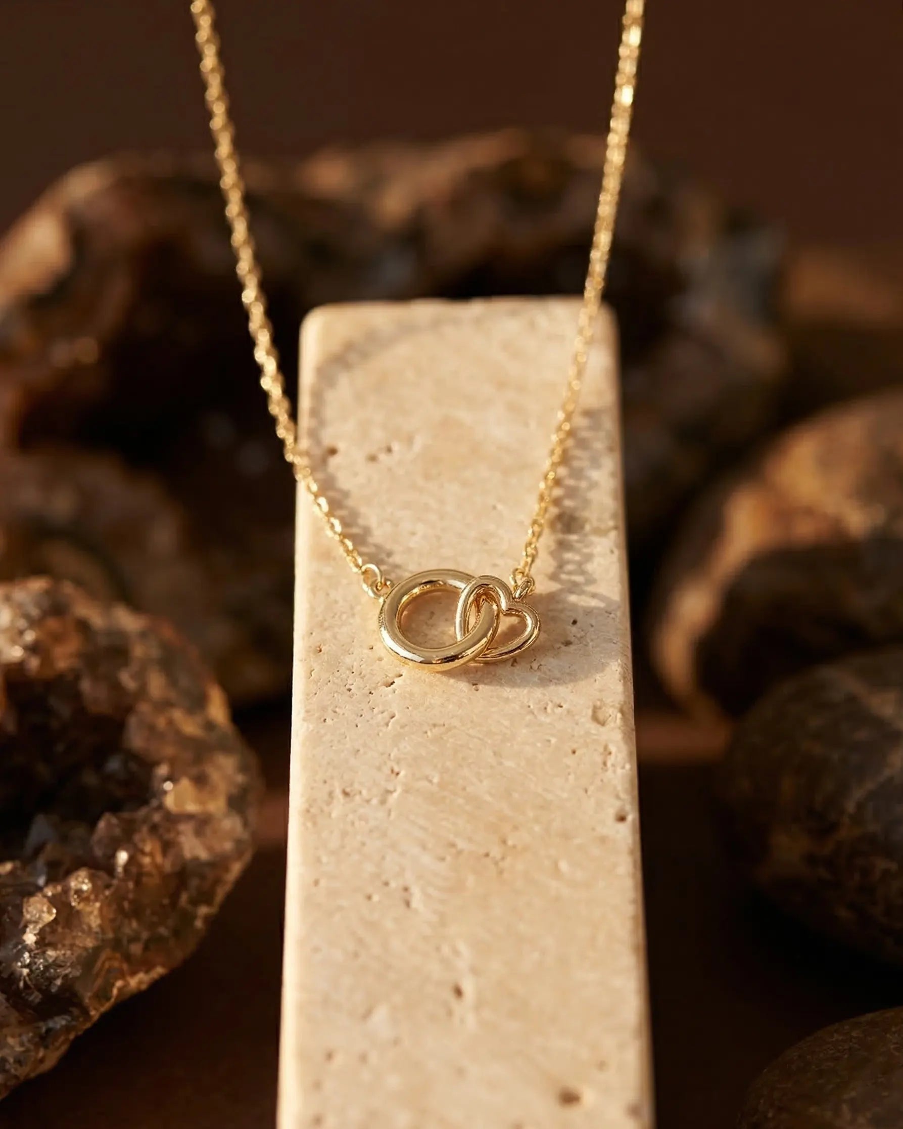 anti-tarnish-gold-vermeil-valentina-necklace-detail, radiant-circle-link-shimmer-jewelry, jewelry-for-sensitive-skin-sterling-silver, upscale-jewelry-brand-denmark, modern-classic-interlocking-design