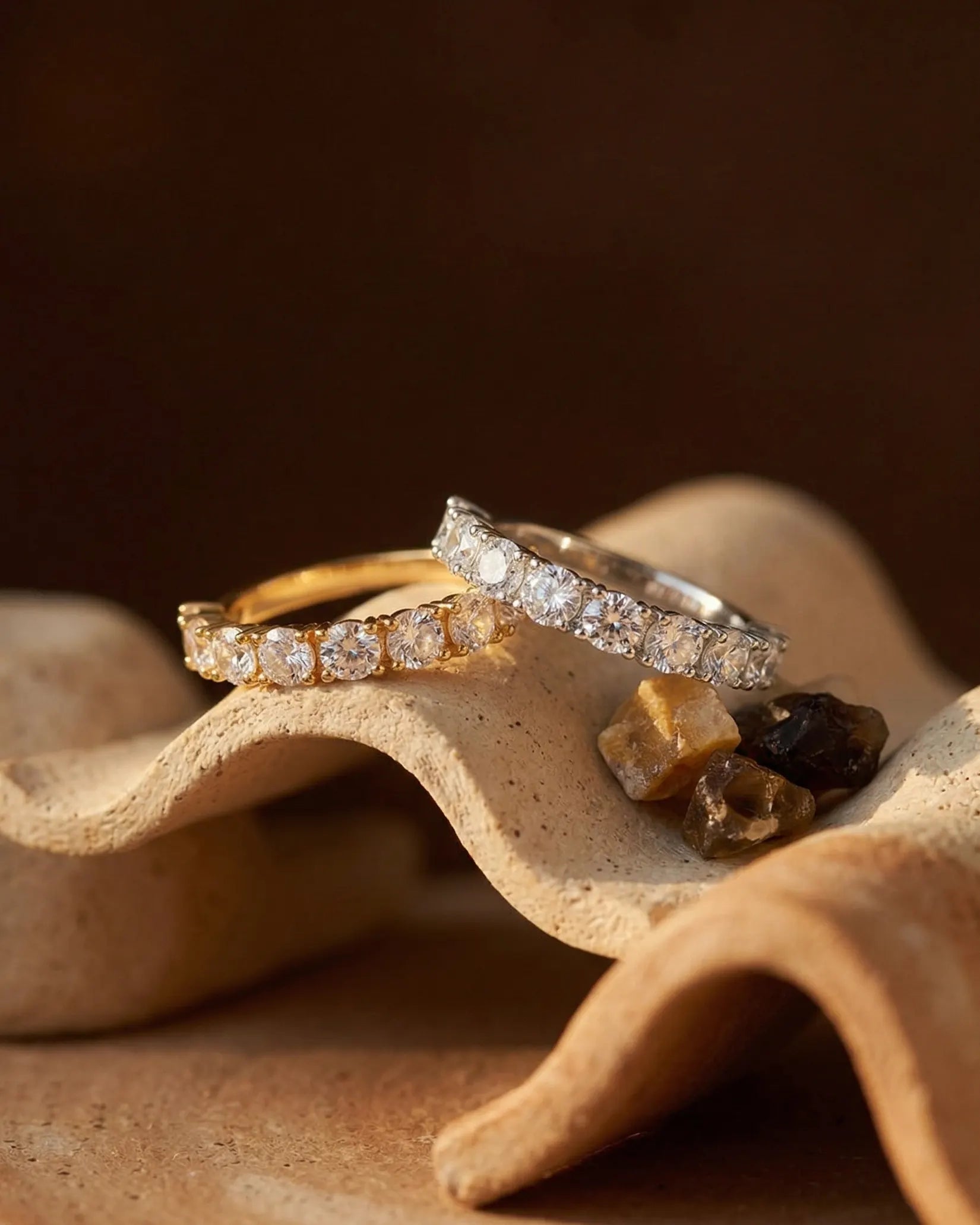 artistic-jewelry-display-lady-eternity-ring-silver-gold, creative-still-life-luxury-accessories-lighting, premium-fine-jewelry-showcase, modern-radiant-band-presentation