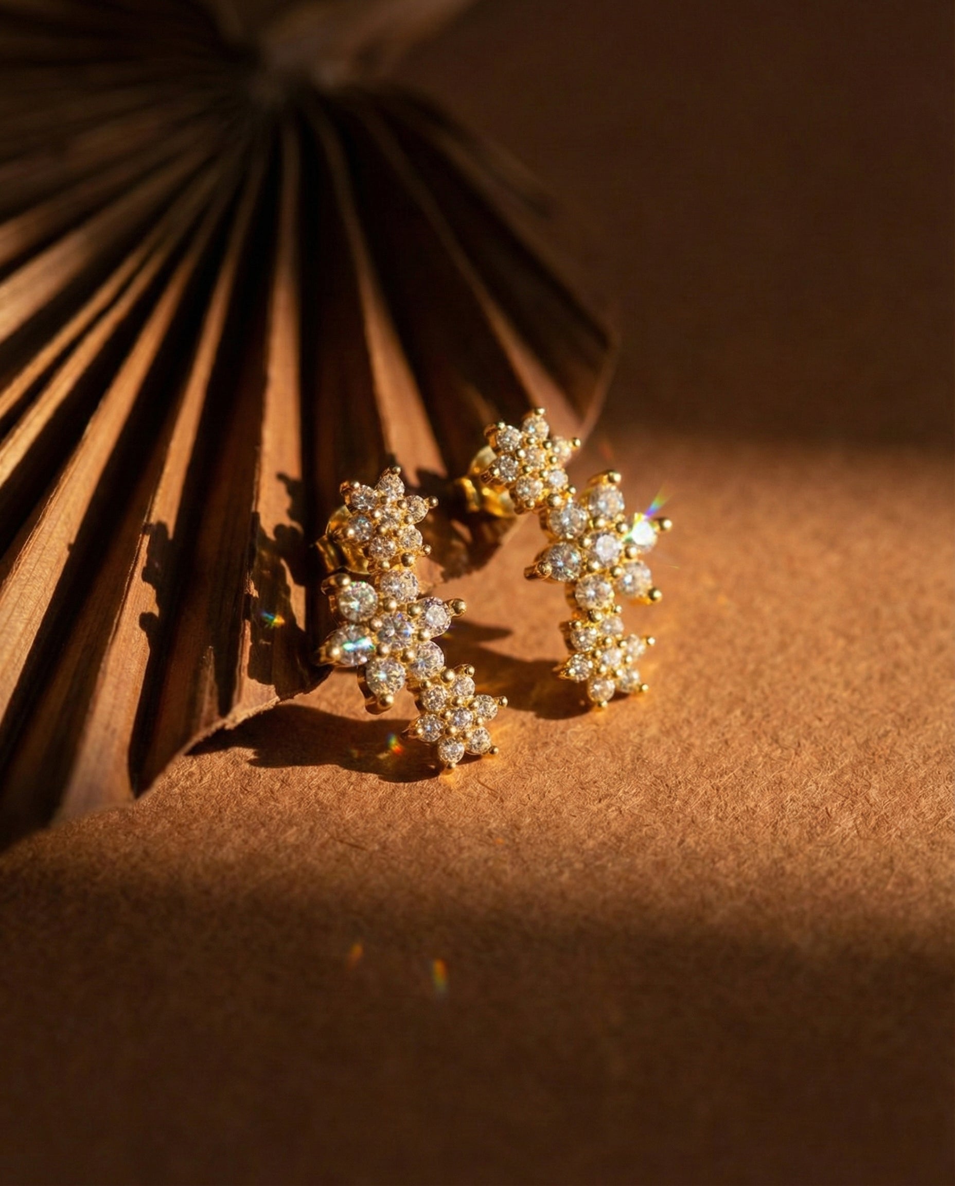 boho-chic-flower-studs-gold-plated, summer-floral-jewelry-trends-2026, natural-aesthetic-jewelry-photography, anti-allergy-silver-studs-premium, refined-floral-accessories-europe, holiday-gift-guide-jewelry