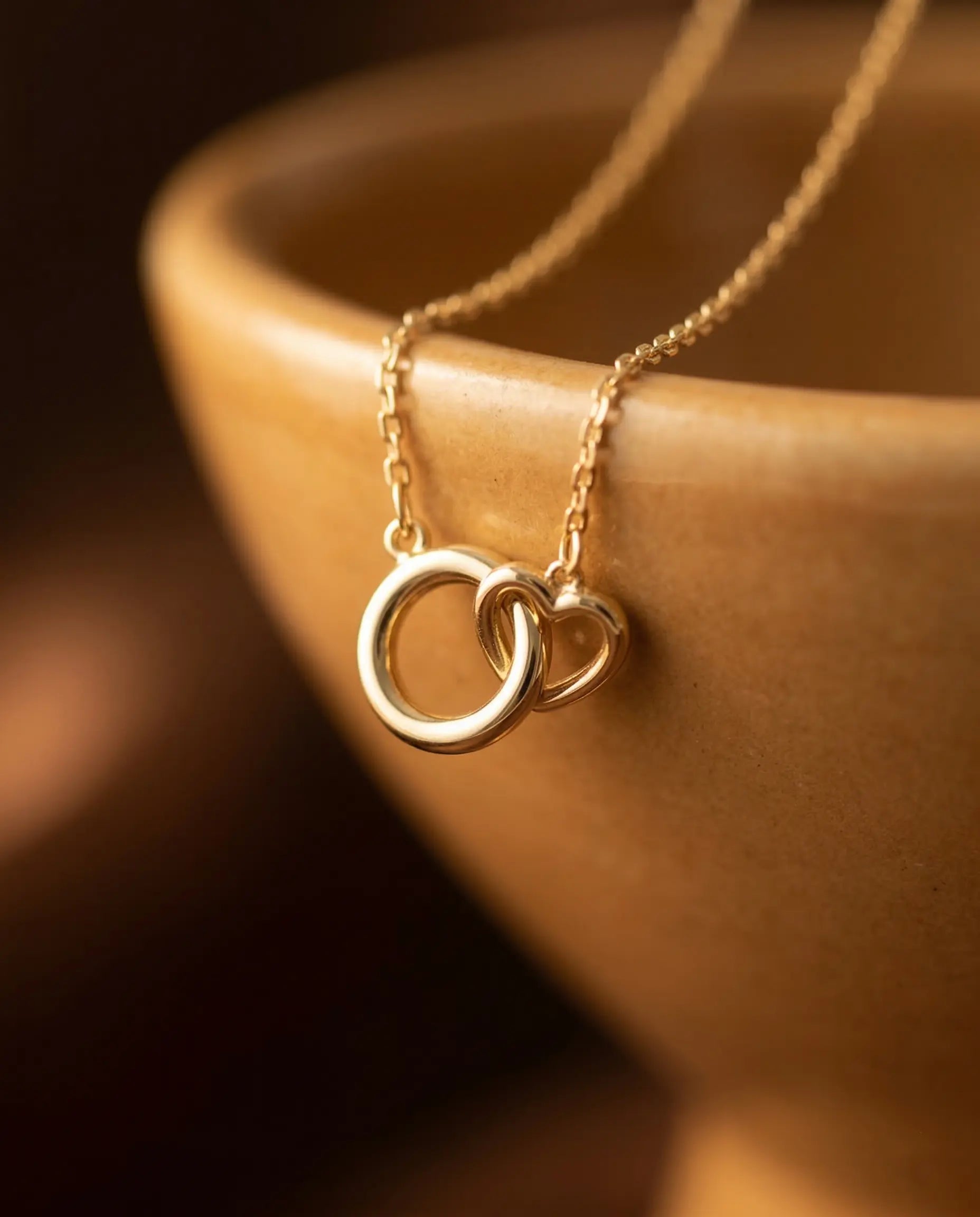 durable-925-sterling-silver-valentina-necklace-detail, sophisticated-double-hoop-design-minimalist, high-quality-18k-gold-plating-silver, anti-allergy-fine-jewelry-premium, refined-jewelry-collection-germany