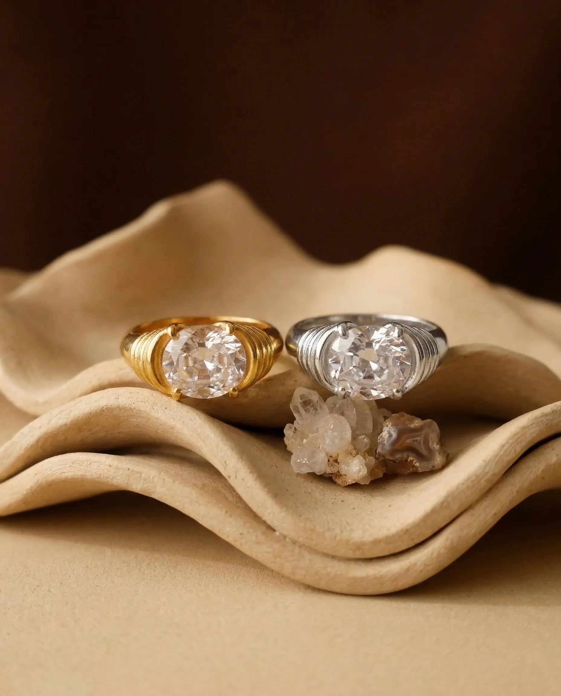 durable-925-sterling-silver-vilhena-ring-detail, sophisticated-ribbed-band-oval-crystal-design, high-quality-18k-gold-plating-silver, anti-allergy-fine-jewelry-premium, refined-jewelry-collection-germany