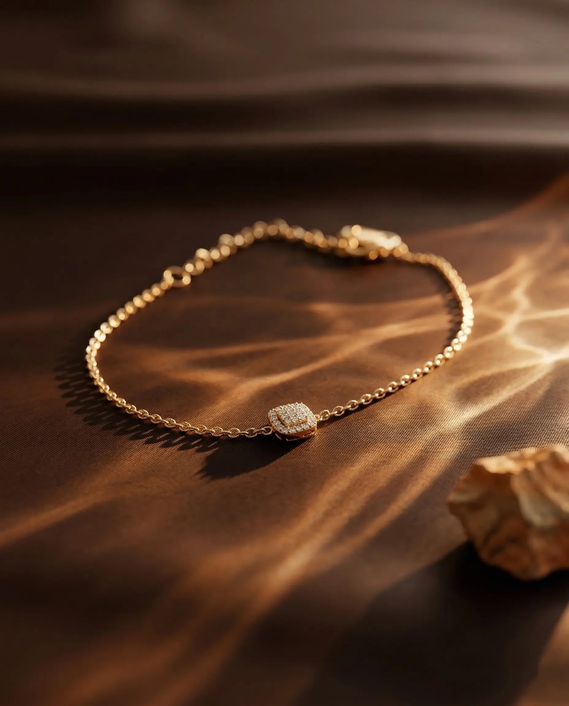 durable-life-proof-artana-gold-bracelet-detail, sophisticated-modern-geometric-crystal-design, high-quality-18k-gold-pvd-plating, anti-allergy-steel-jewelry-premium, refined-jewelry-collection-germany