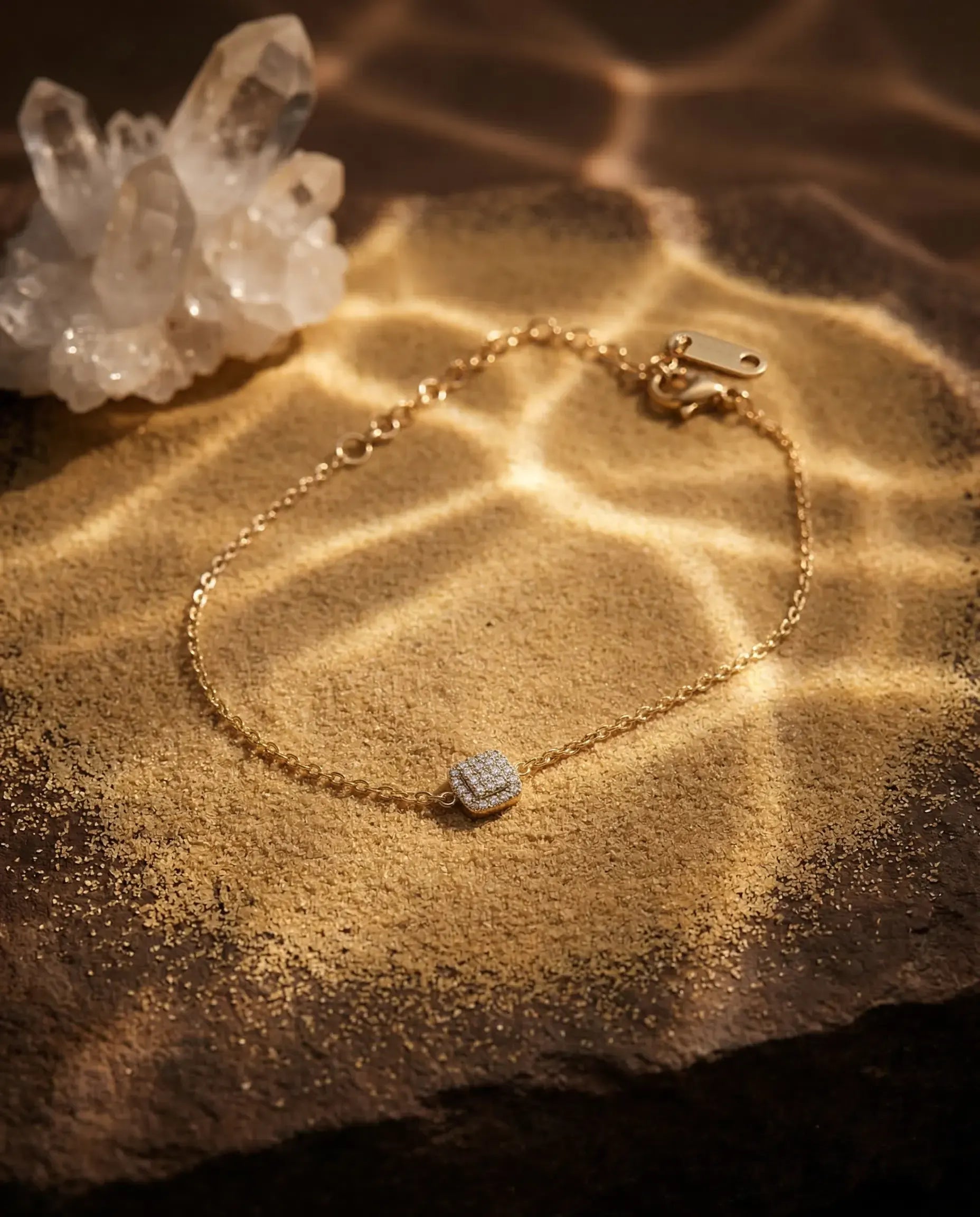 durable-life-proof-artana-gold-bracelet-detail, sophisticated-modern-geometric-crystal-design, high-quality-18k-gold-pvd-plating, anti-allergy-steel-jewelry-premium, refined-jewelry-collection-germany