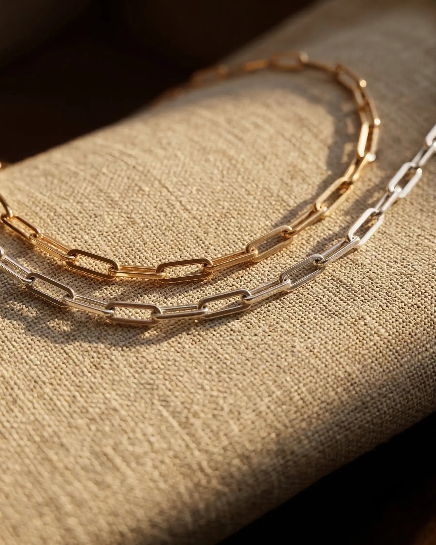 durable-life-proof-bonea-gold-teardrop-necklace-detail, sophisticated-modern-organic-shape-design, high-quality-18k-gold-pvd-plating, anti-allergy-steel-jewelry-premium, refined-jewelry-collection-germany