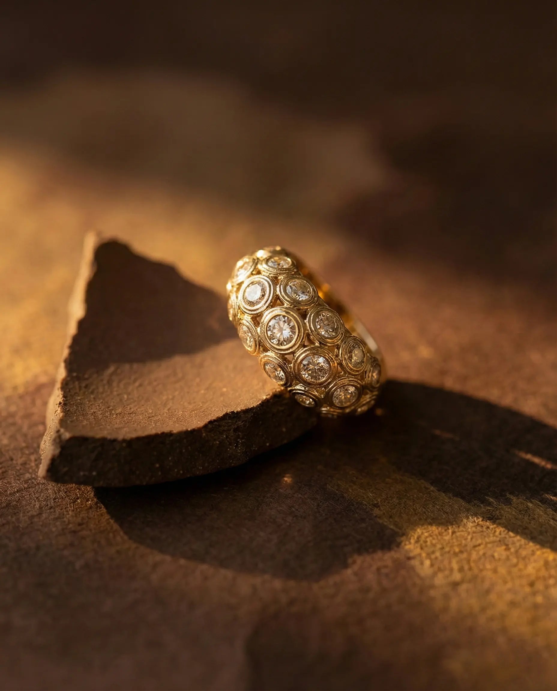 durable-life-proof-calytrix-gold-solitaire-ring-detail, sophisticated-oval-halo-celestial-design, high-quality-18k-gold-pvd-plating, anti-allergy-steel-jewelry-premium, refined-jewelry-collection-germany