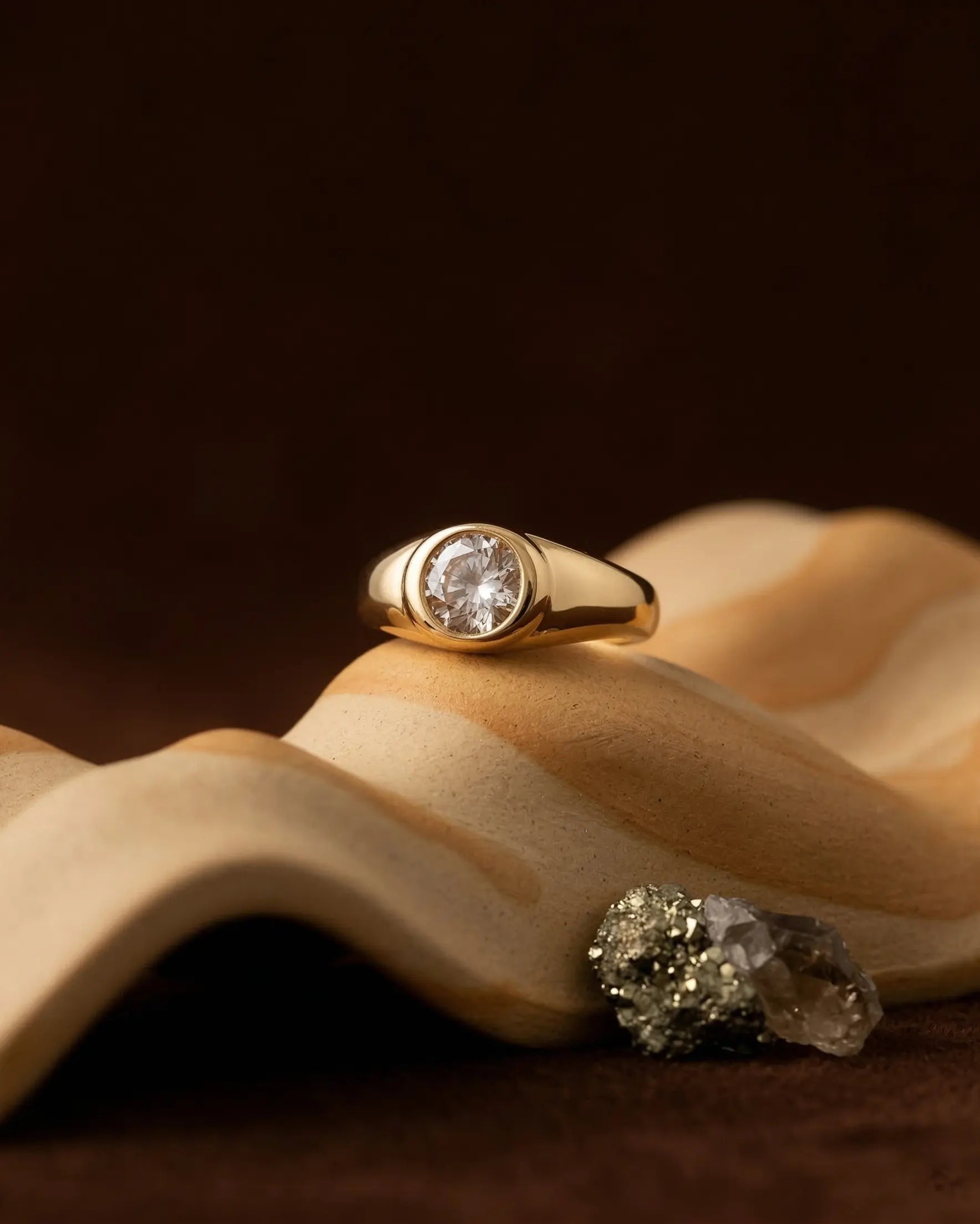 durable-life-proof-span-gold-ring-detail, sophisticated-modern-structural-design-waterproof, high-quality-18k-gold-pvd-plating, anti-allergy-steel-jewelry-premium, refined-jewelry-collection-germany