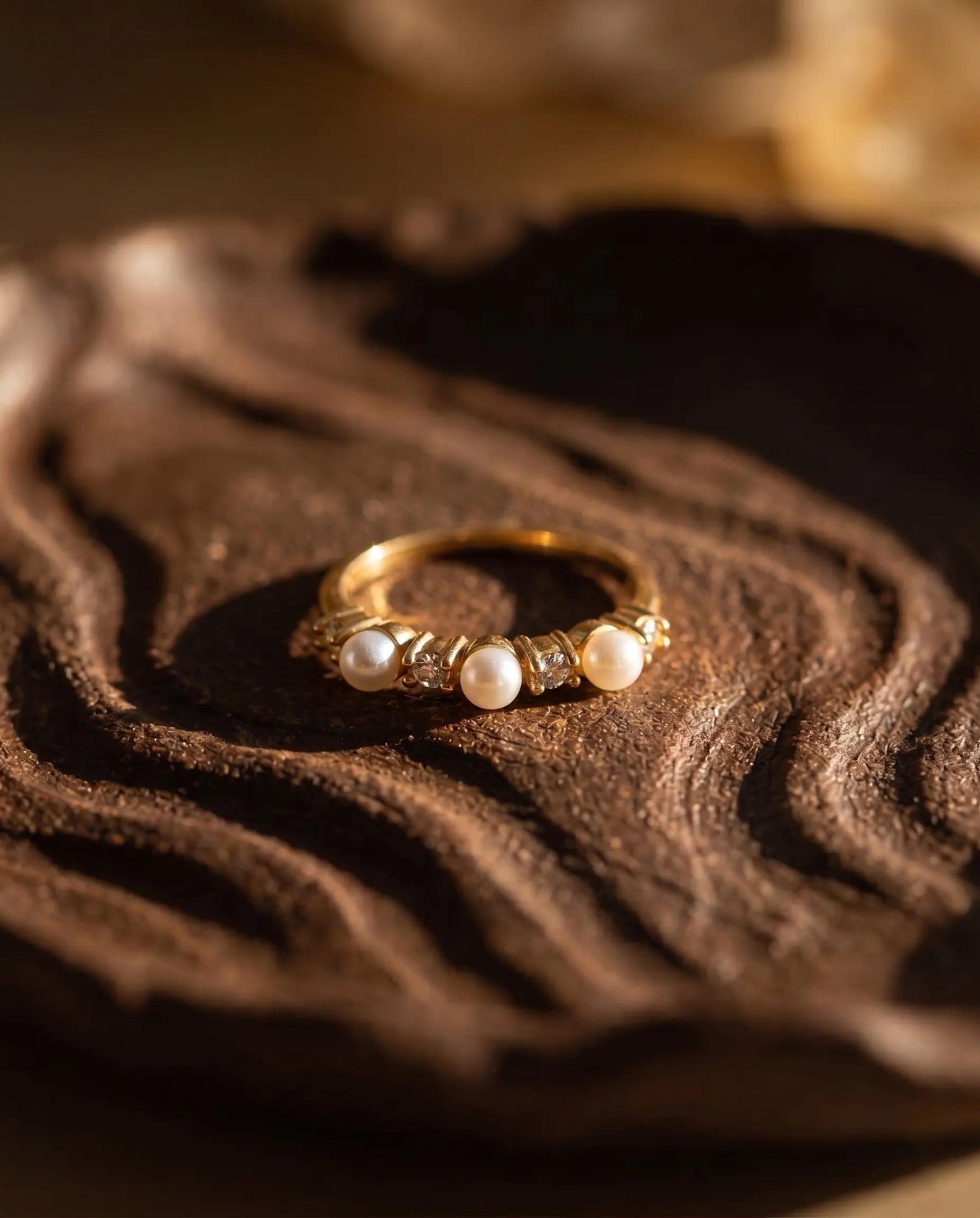 durable-stainless-steel-barletta-gold-ring-detail, sophisticated-modern-pearl-design-waterproof, high-quality-18k-gold-plating-steel, anti-allergy-fine-jewelry-premium, refined-jewelry-collection-germany