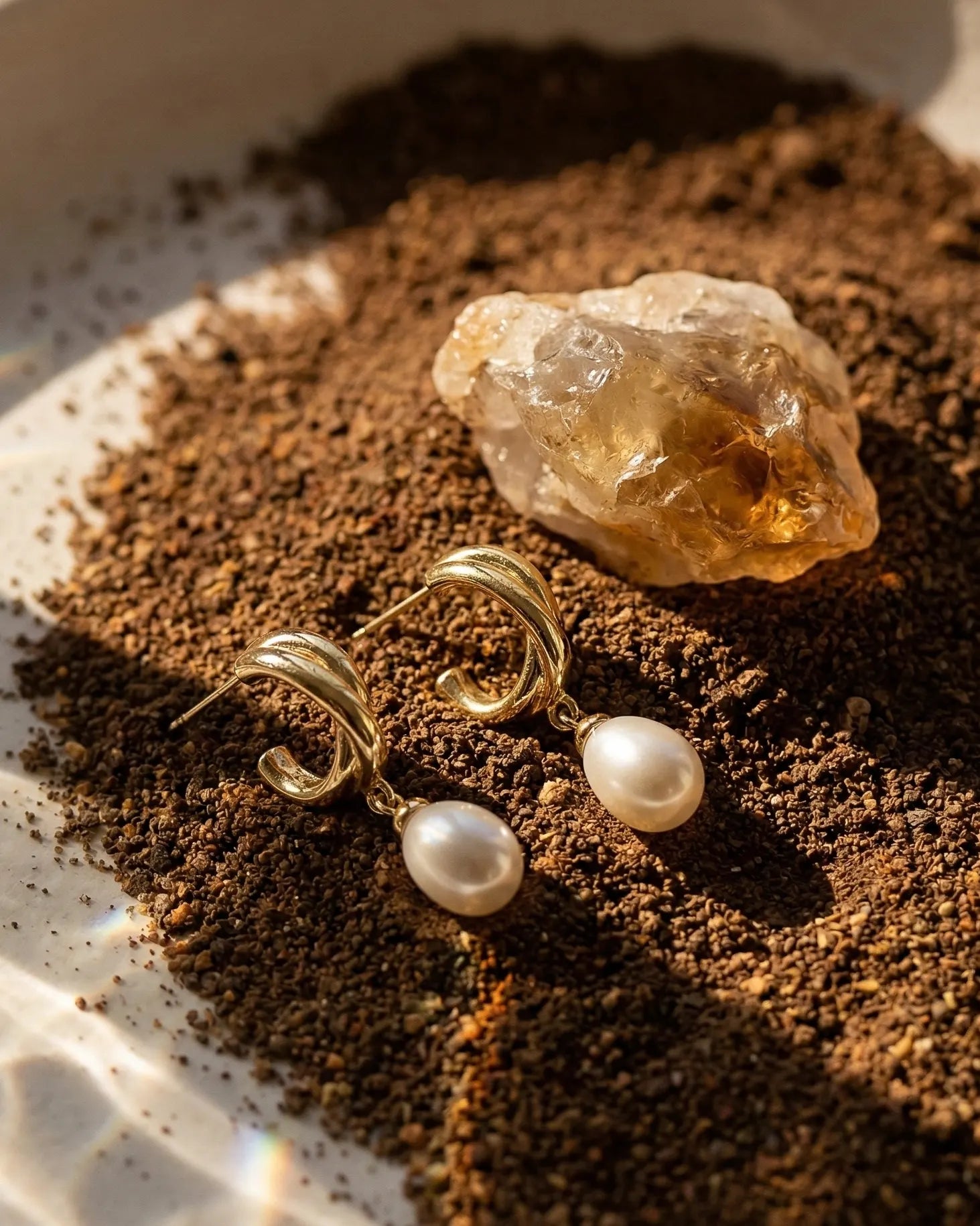 durable-tarnish-free-capri-pearl-earrings-detail, sophisticated-organic-pearl-texture-silver, high-quality-18k-gold-plating-925-silver, anti-allergy-silver-jewelry-premium, refined-jewelry-collection-germany