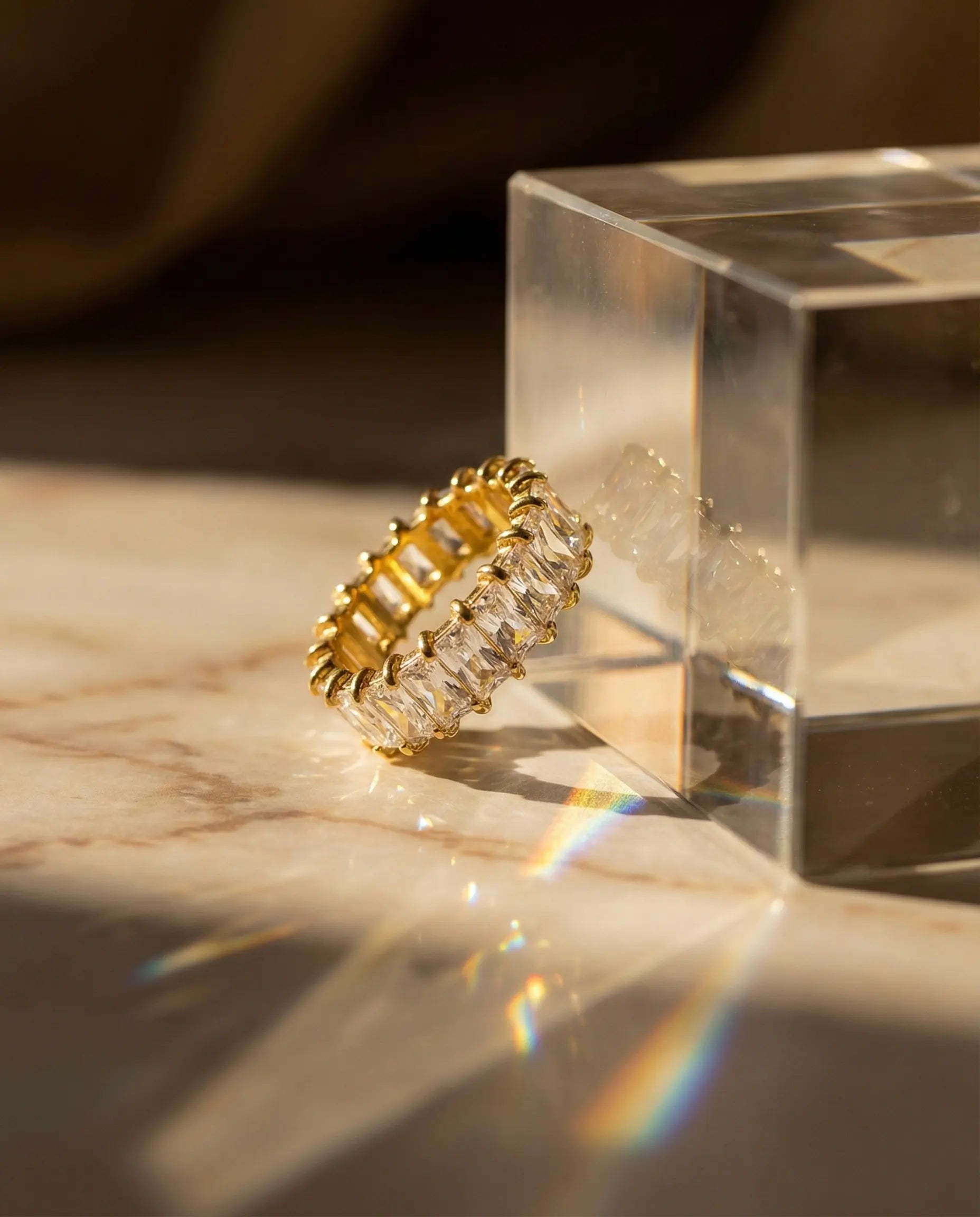 durable-waterproof-baguette-eternity-ring-tarnish-free, high-clarity-baguette-stones-detail, high-quality-18k-gold-pvd-plating, anti-allergy-steel-jewelry-premium, refined-jewelry-collection-germany