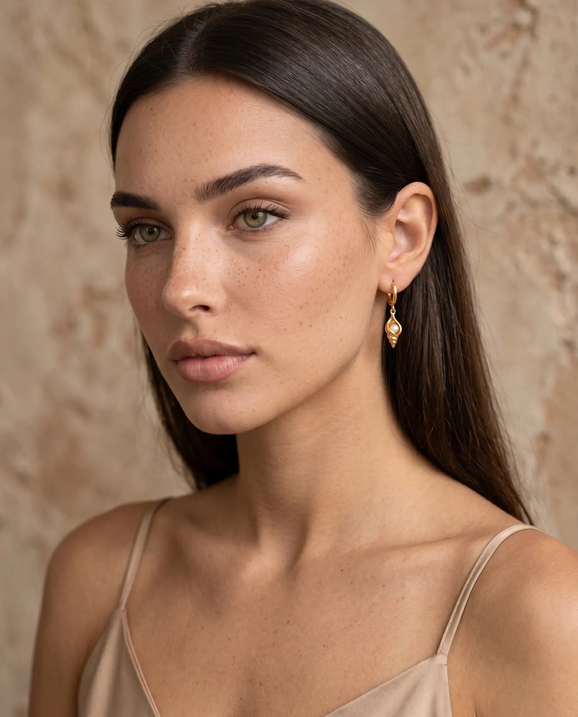model-profile-wearing-marea-pearl-shell-earrings-minimalist-everyday-luxury-jewelry-style-for-modern-women