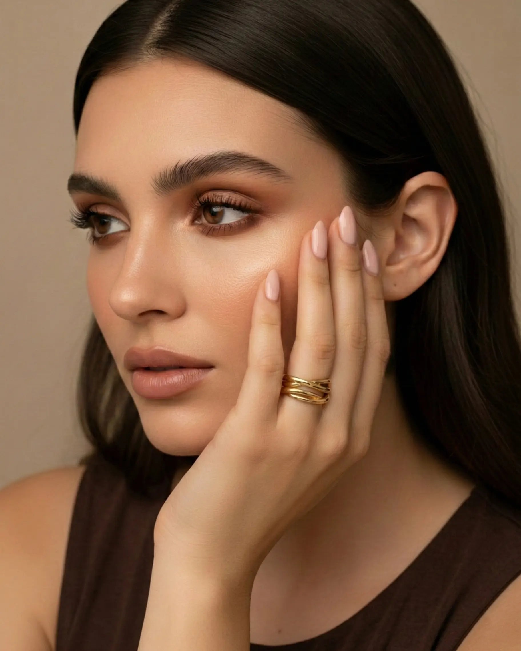 model-wearing-gold-crossover-ring, elegant-jewelry-lifestyle-photography, chic-minimalist-ring-on-hand, professional-women-jewelry-style, luxury-gold-accessories-for-her, premium-jewelry-brand-model