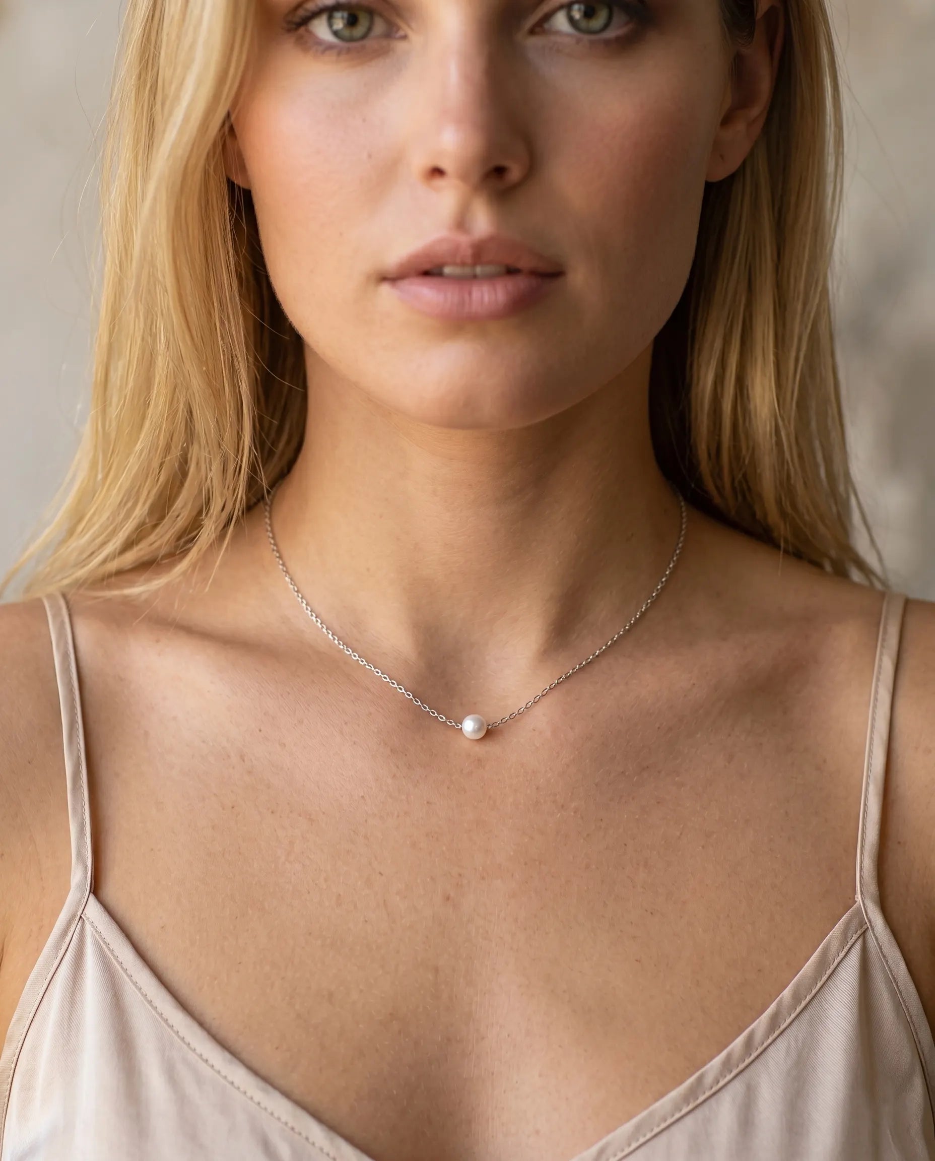 model-wearing-gold-marni-pearl-necklace, elegant-minimalist-jewelry-lifestyle, professional-women-pearl-accessories, chic-modern-pearl-necklace-photography, luxury-lifestyle-brand-model, premium-pearl-pendant-on-neck