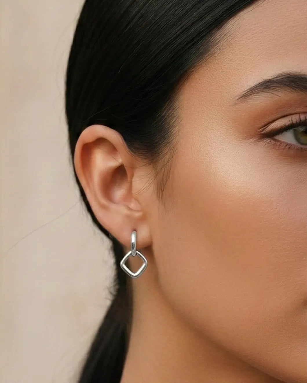 model-wearing-silver-eliza-rhombus-earrings, elegant-timeless-jewelry-lifestyle, modern-geometric-accessories-for-daily-wear, classy-925-silver-drop-earrings-detail, senya-jewelry-eliza-collection