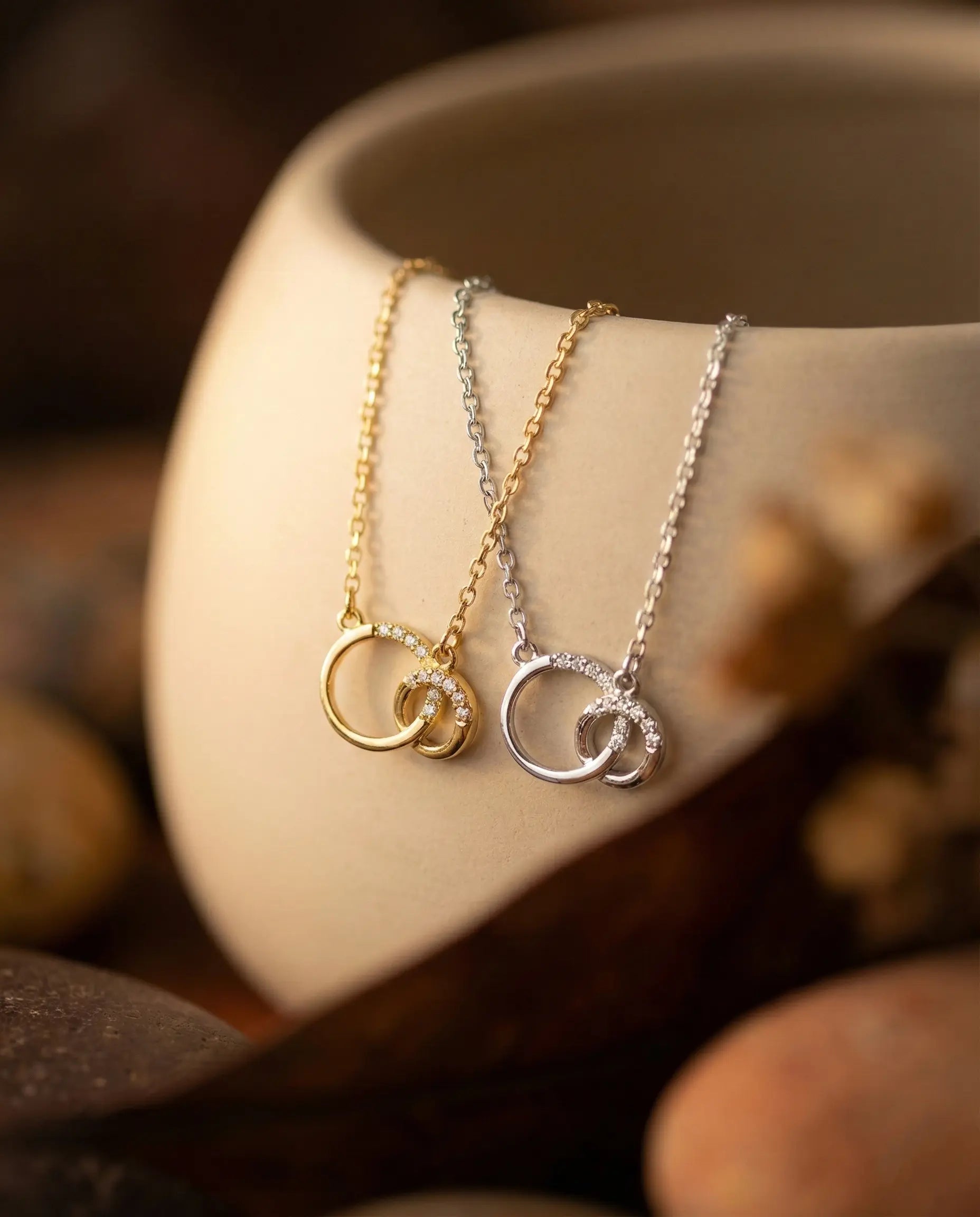 nuvia-interlocking-circles-necklace-gold-silver-925, elegant-double-ring-pendant-luxury-jewelry, high-quality-zirconia-connection-necklace, senya-jewelry-best-seller-nuvia