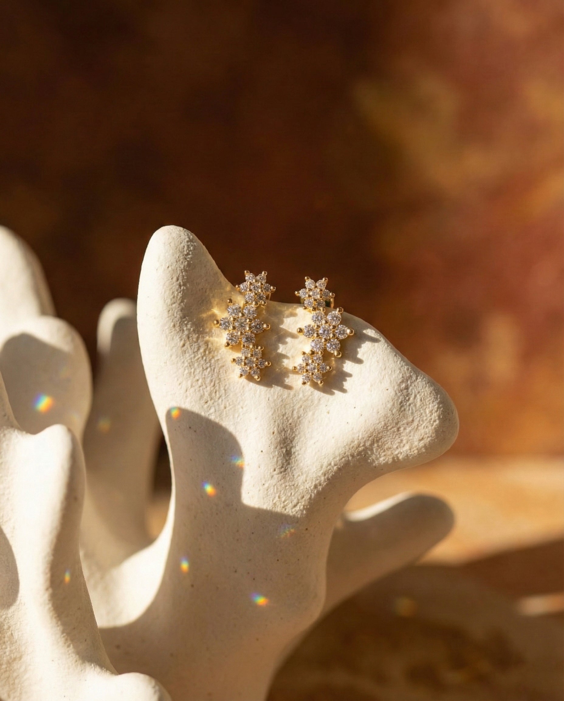 premium-floral-studs-display-aesthetic, tarnish-resistant-gold-plated-silver, high-quality-zirconia-flower-earrings, delicate-jewelry-gift-ideas, sustainable-silver-jewelry-styling, luxury-boutique-jewelry-germany