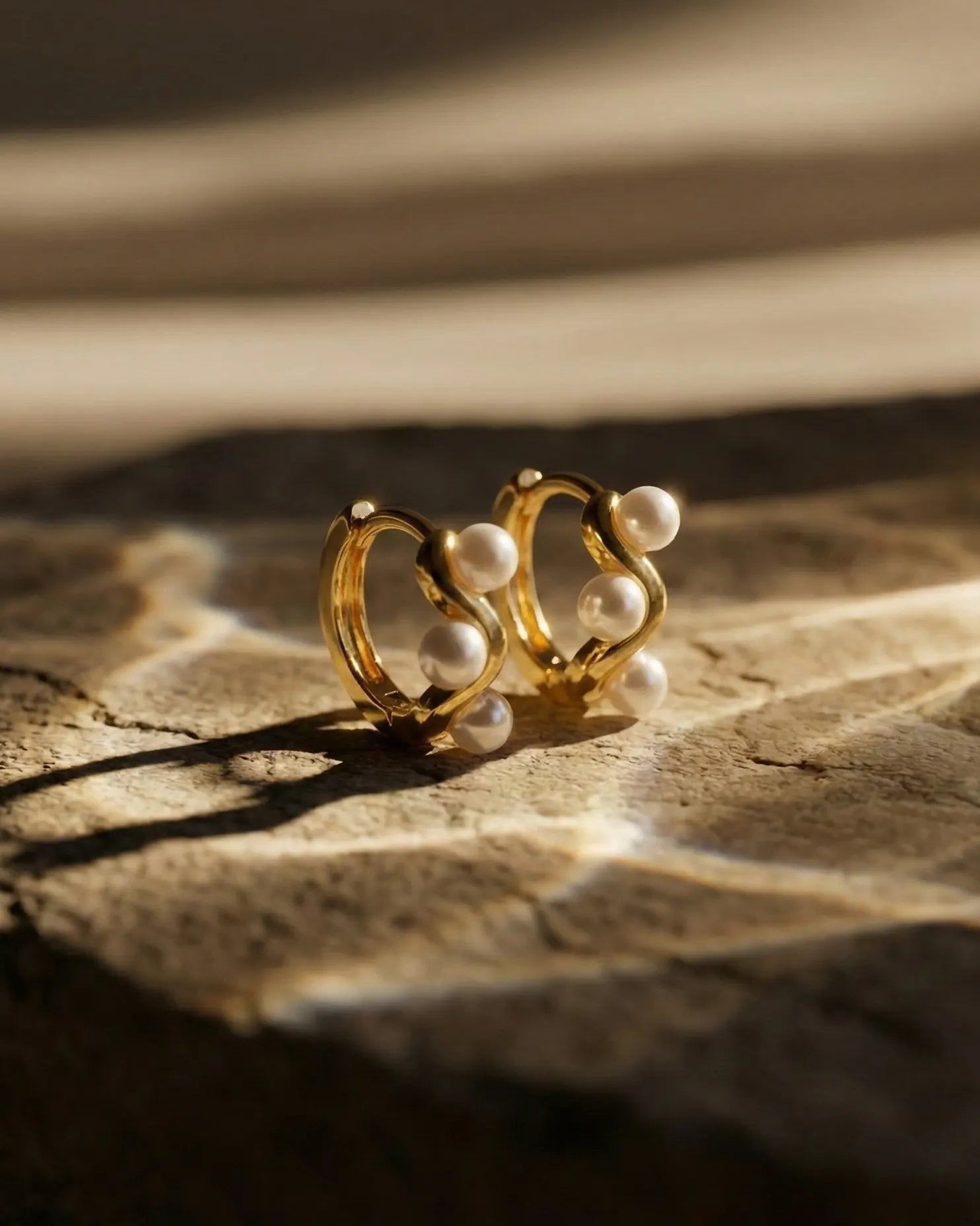 premium-pearl-hoops-display-aesthetic, tarnish-resistant-gold-plated-silver, high-quality-925-silver-pearl-earrings, delicate-jewelry-gift-ideas, sustainable-silver-jewelry-styling, luxury-boutique-jewelry-germany