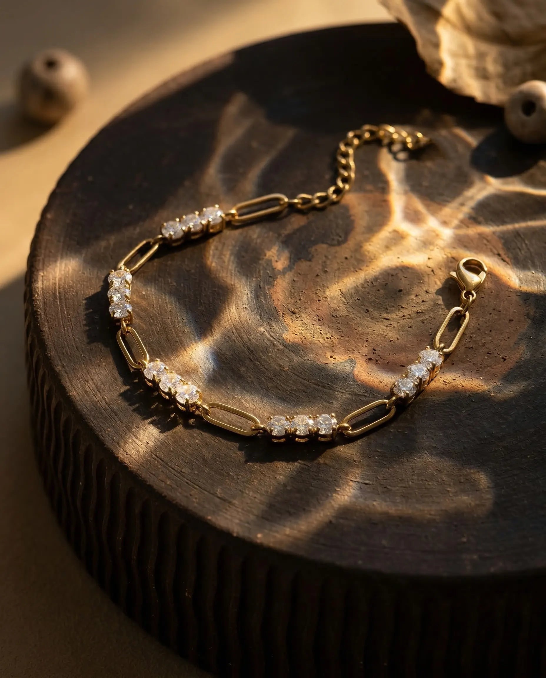 premium-quality-aroma-crystal-gold-chain, durable-gold-plating-detail-europe, anniversary-gift-gold-sparkling-bracelet, refined-minimalist-luxe-aesthetic, sustainable-steel-jewelry-brand-europe