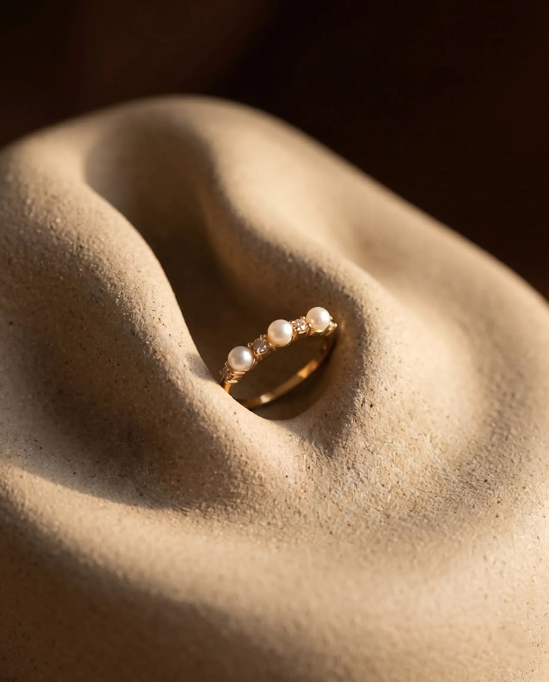 premium-quality-barletta-pearl-gold-band, durable-plating-detail-europe, anniversary-gift-gold-pearl-ring, refined-minimalist-luxe-aesthetic, sustainable-jewelry-brand-europe