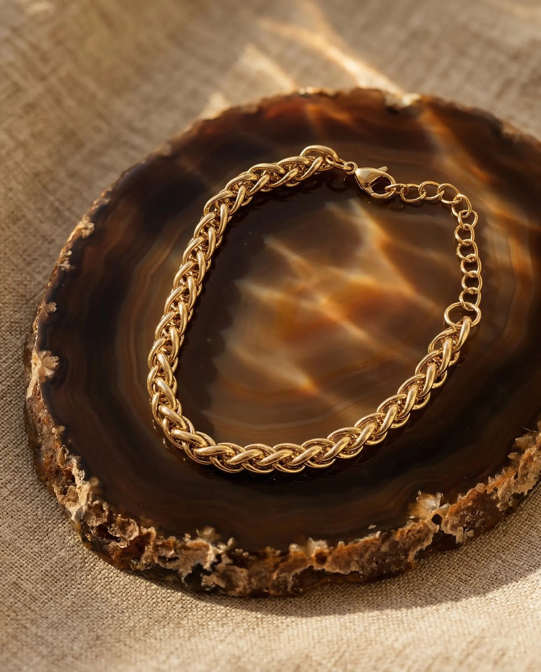 premium-quality-berge-textured-chain-gold-bracelet, durable-gold-plating-detail-europe, anniversary-gift-gold-link-bracelet, refined-minimalist-organic-aesthetic, sustainable-steel-jewelry-brand-europe