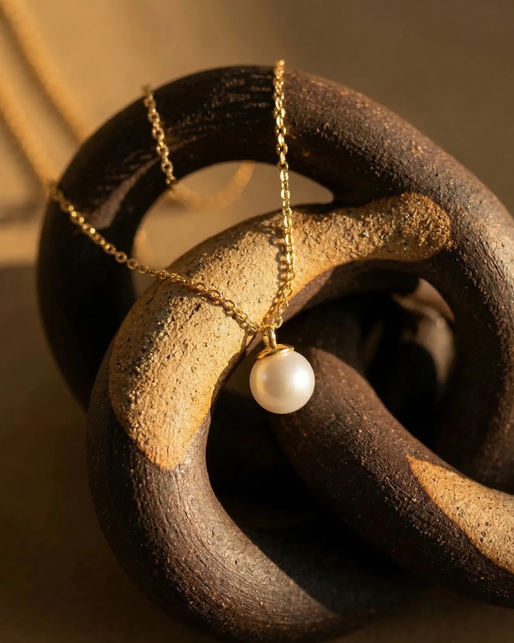 premium-quality-noble-pearl-gold-necklace, durable-gold-plating-detail-europe, anniversary-gift-classic-pearl-pendant, refined-minimalist-luxe-aesthetic, sustainable-silver-jewelry-brand-europe