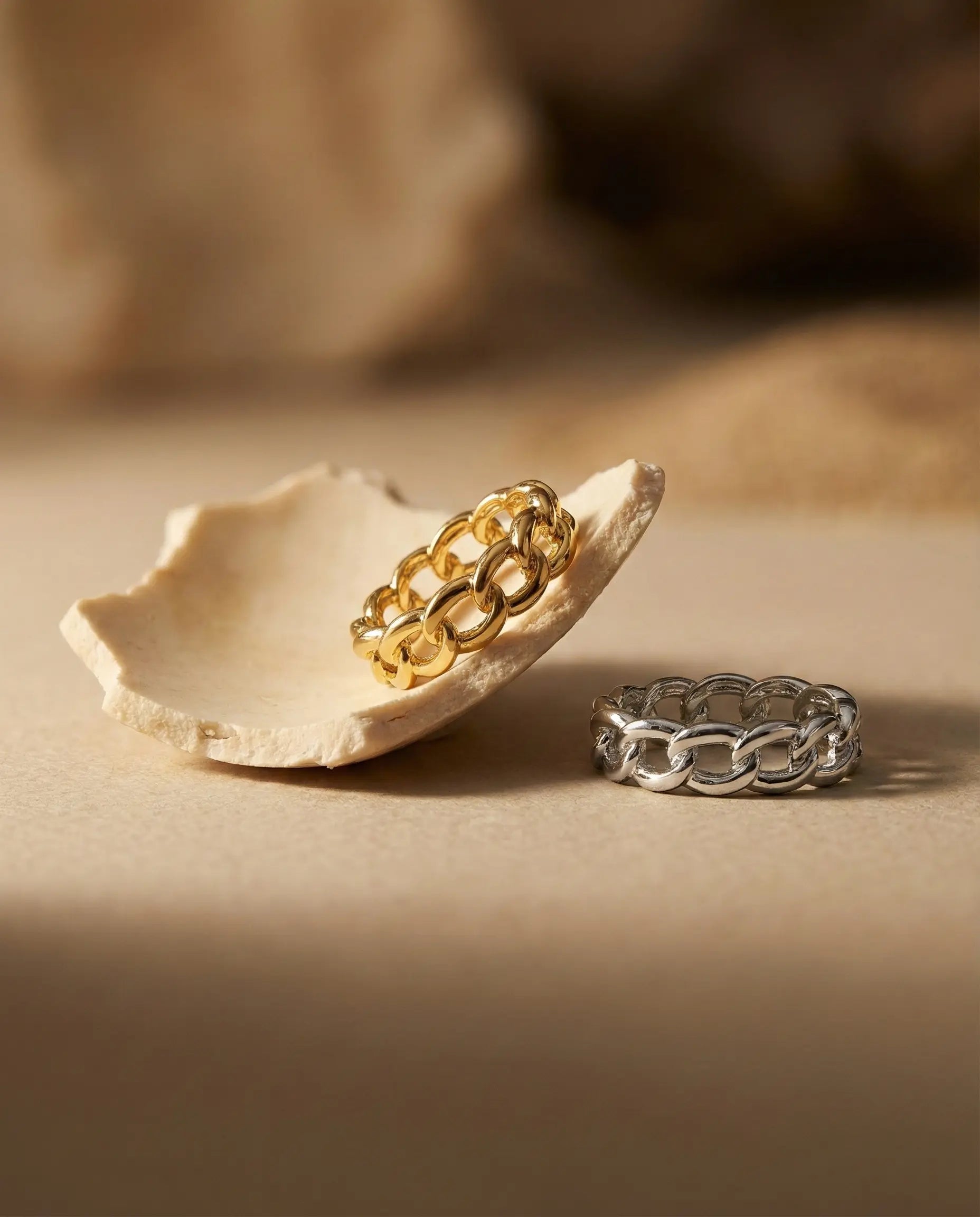 sophisticated-chain-link-design-ring-detail, high-shine-18k-gold-plating-silver, radiant-minimalist-curb-jewelry, luxury-silver-jewelry-collection-europe