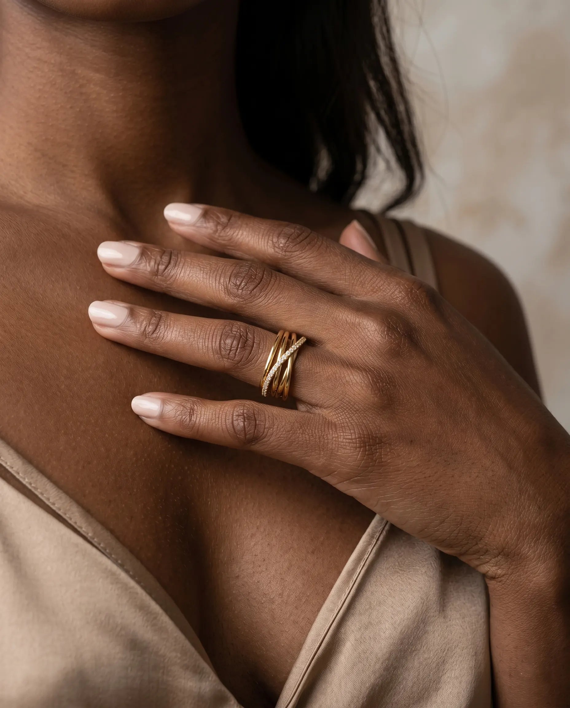 sophisticated-chain-link-design-ring-detail, high-shine-18k-gold-plating-silver, radiant-zirconia-pave-industrial-jewelry, luxury-silver-jewelry-collection-europe