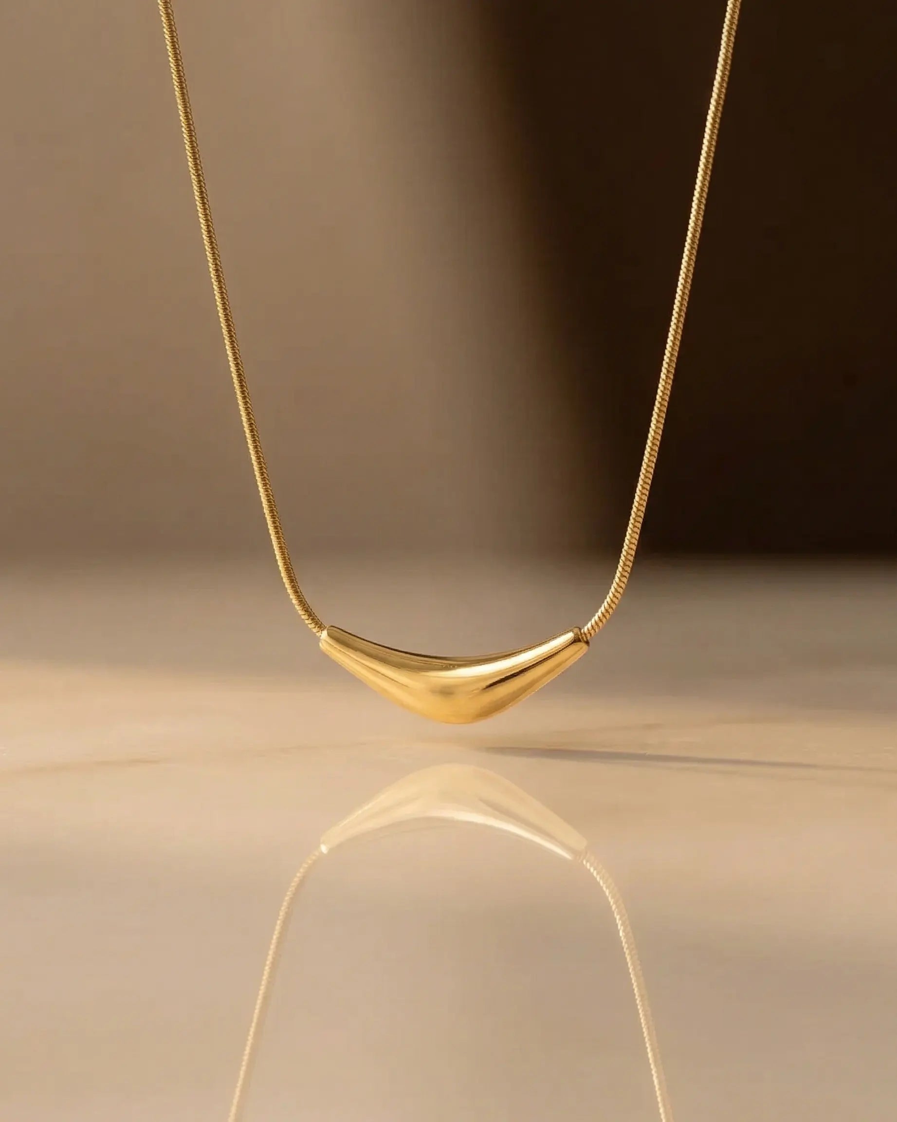 tarnish-resistant-gold-pvd-prestige-necklace-detail, radiant-polished-arc-shimmer-jewelry, jewelry-for-sensitive-skin-waterproof, upscale-jewelry-brand-denmark, modern-classic-organic-design