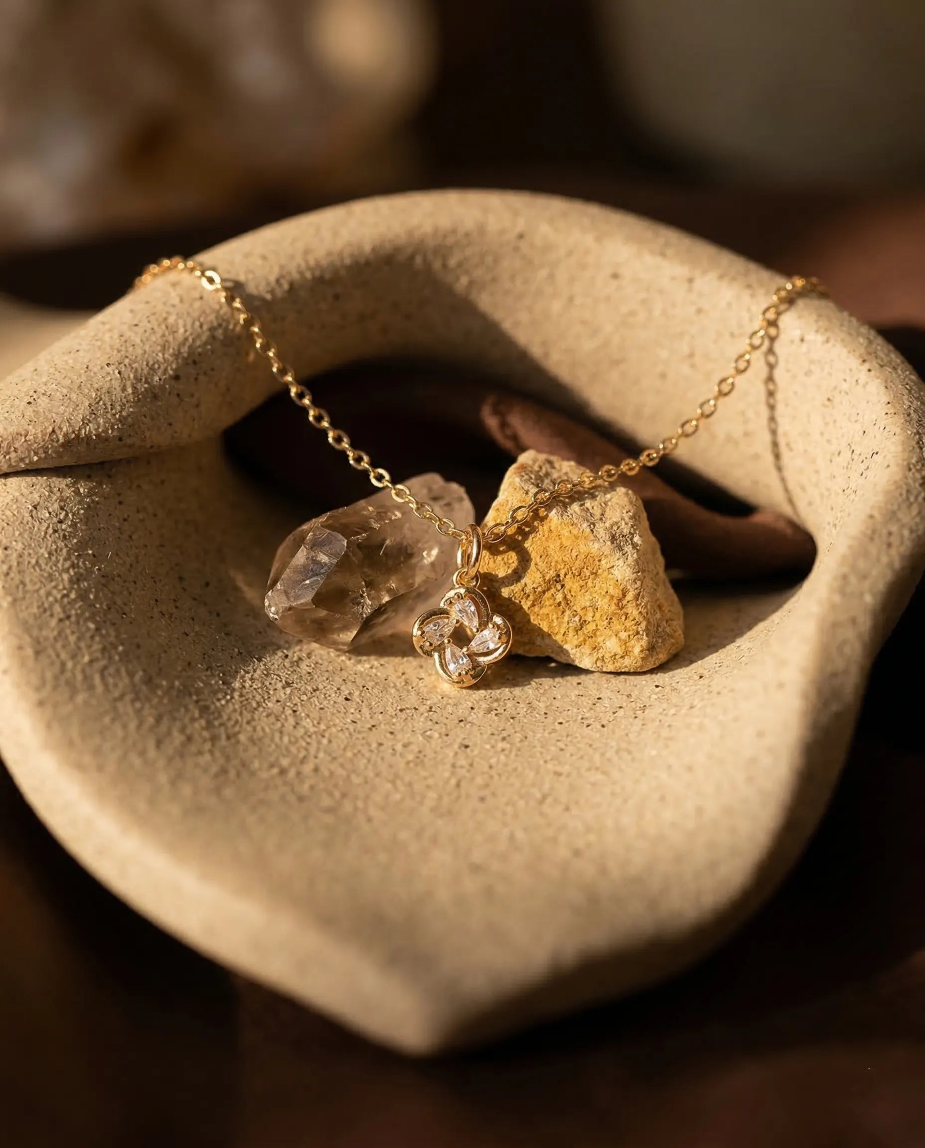 timeless-minimalist-aesthetic-juliet-heart-necklace-gold-silver, waterproof-finish-detail-dainty-chain, gift-ideas-for-women-elegant-gold-jewelry, luxury-boutique-jewelry-netherlands, artistic-jewelry-flatlay-photography