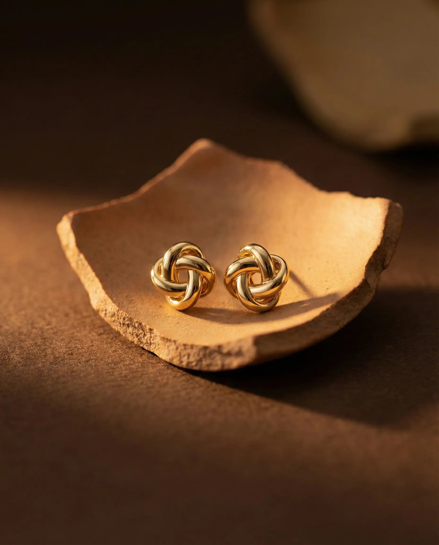 timeless-modern-aesthetic-geometric-link-earrings-gold, 18k-gold-vermeil-finish-detail-barcelona-drops, gift-ideas-for-women-bold-link-jewelry, luxury-boutique-jewelry-netherlands, artistic-jewelry-flatlay-photography