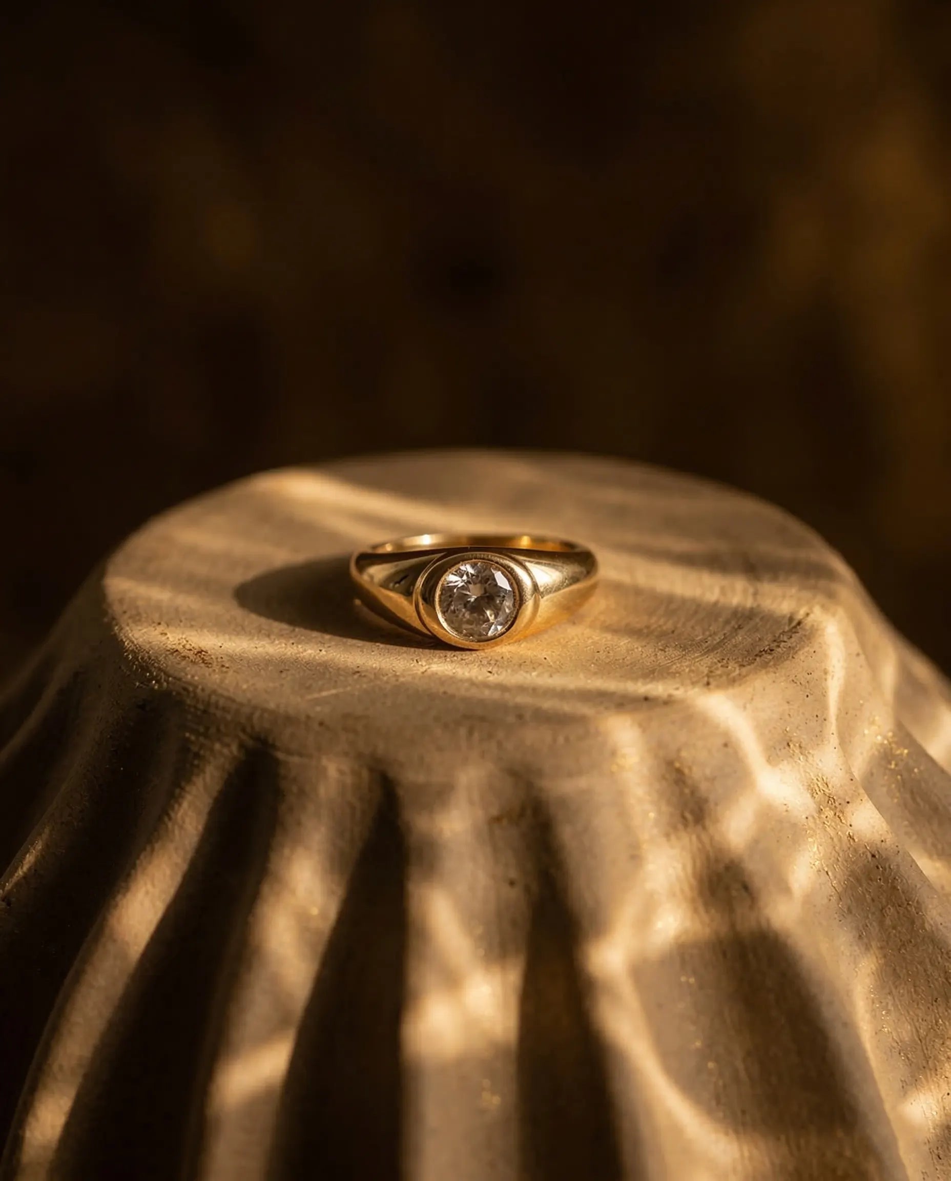 timeless-modern-aesthetic-span-baguette-ring-gold, 18k-gold-pvd-finish-detail-structural-band, gift-ideas-for-women-bold-geometric-jewelry, luxury-boutique-jewelry-netherlands, artistic-jewelry-flatlay-photography