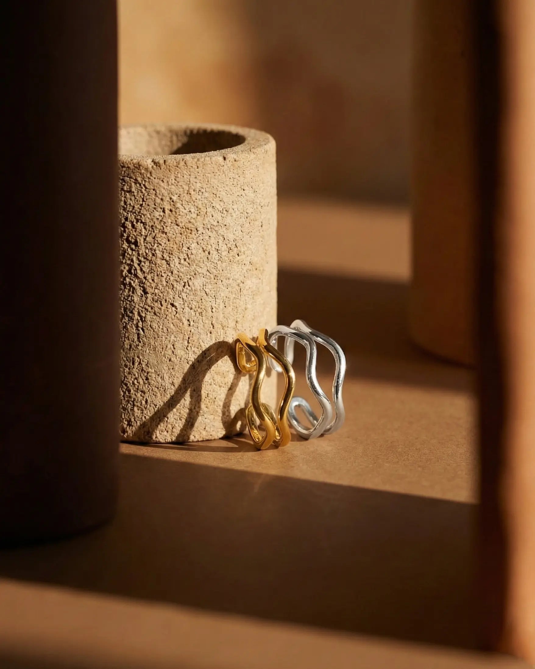 timeless-modern-aesthetic-wave-ring-silver, 18k-gold-vermeil-finish-detail-wave-ring, gift-ideas-for-women-minimalist-jewelry, luxury-boutique-jewelry-netherlands, artistic-jewelry-flatlay-photography