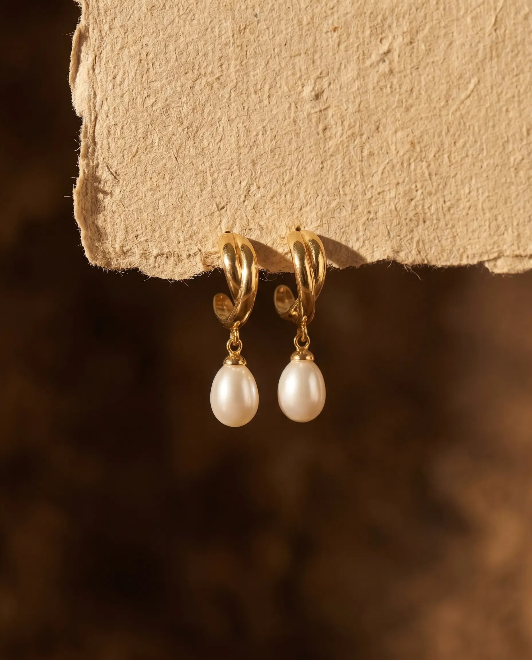 timeless-pearl-aesthetic-drop-earrings-modern-design, 18k-gold-finish-detail-capri-earrings, gift-ideas-for-women-bridal-jewelry, luxury-boutique-jewelry-netherlands, artistic-jewelry-flatlay-photography
