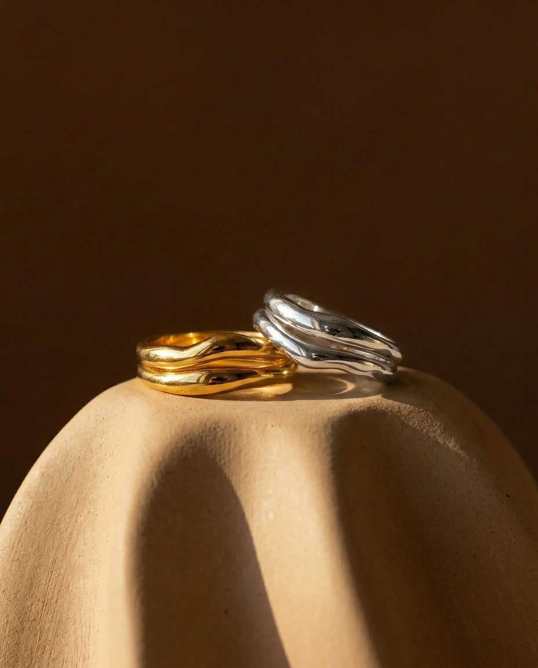 timeless-stackable-band-aesthetic-modern, premium-gold-finish-detail-lauren-rings, gift-ideas-for-besties-shared-jewelry, luxury-boutique-jewelry-netherlands, artistic-jewelry-flatlay-photography