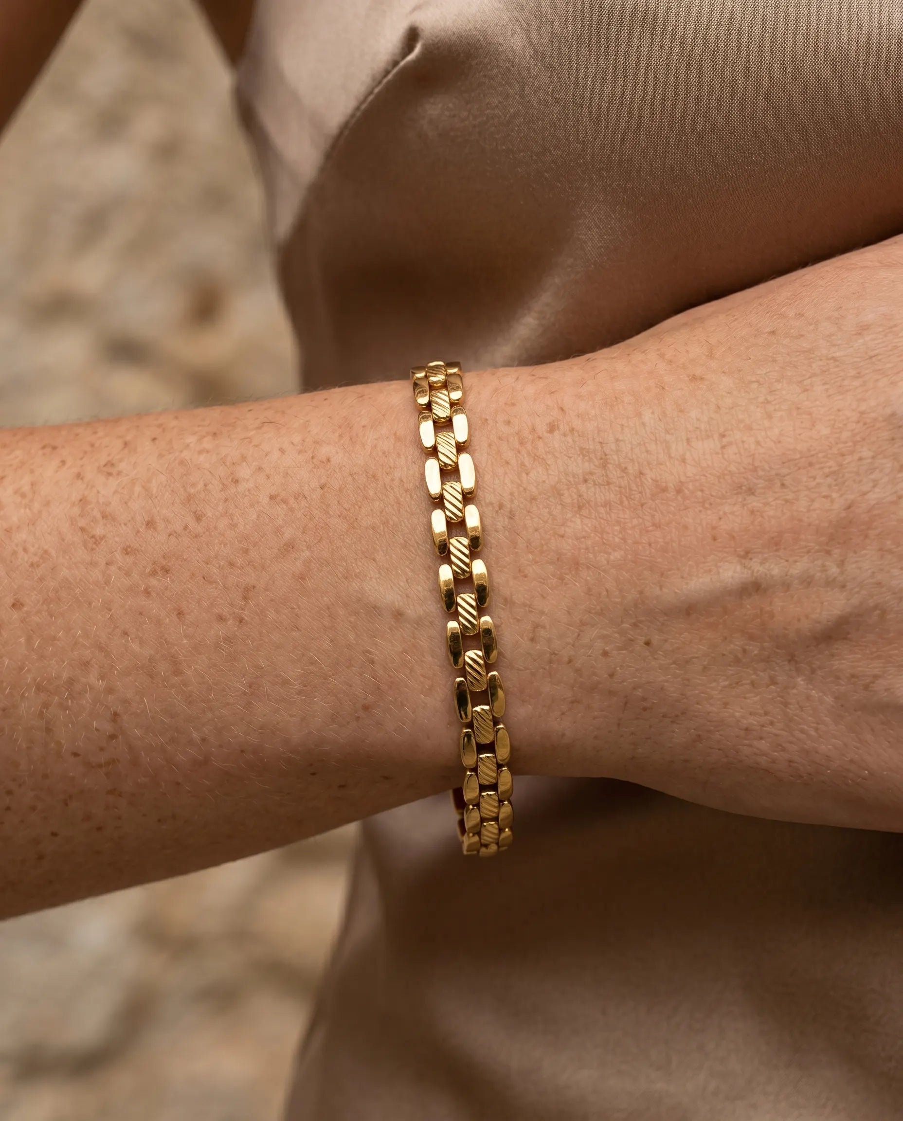 versatile-daily-wear-chunky-bracelet, effortless-elegance-jewelry-style, minimalist-accessories-for-office-wear, classy-gold-pvd-bracelet-lifestyle, high-shine-316L-stainless-steel-jewelry, senya-jewelry-caelina-collection