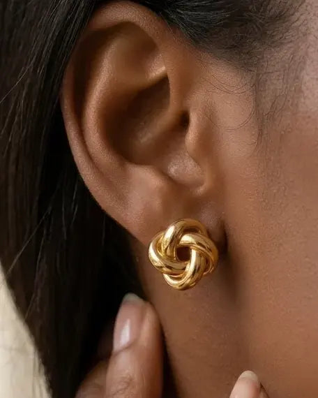 versatile-daily-wear-gold-barcelona-statement-earrings, effortless-high-end-architectural-jewelry-style, minimalist-accessories-for-refined-look, classy-925-silver-link-earrings-lifestyle, senya-jewelry-barcelona-collection