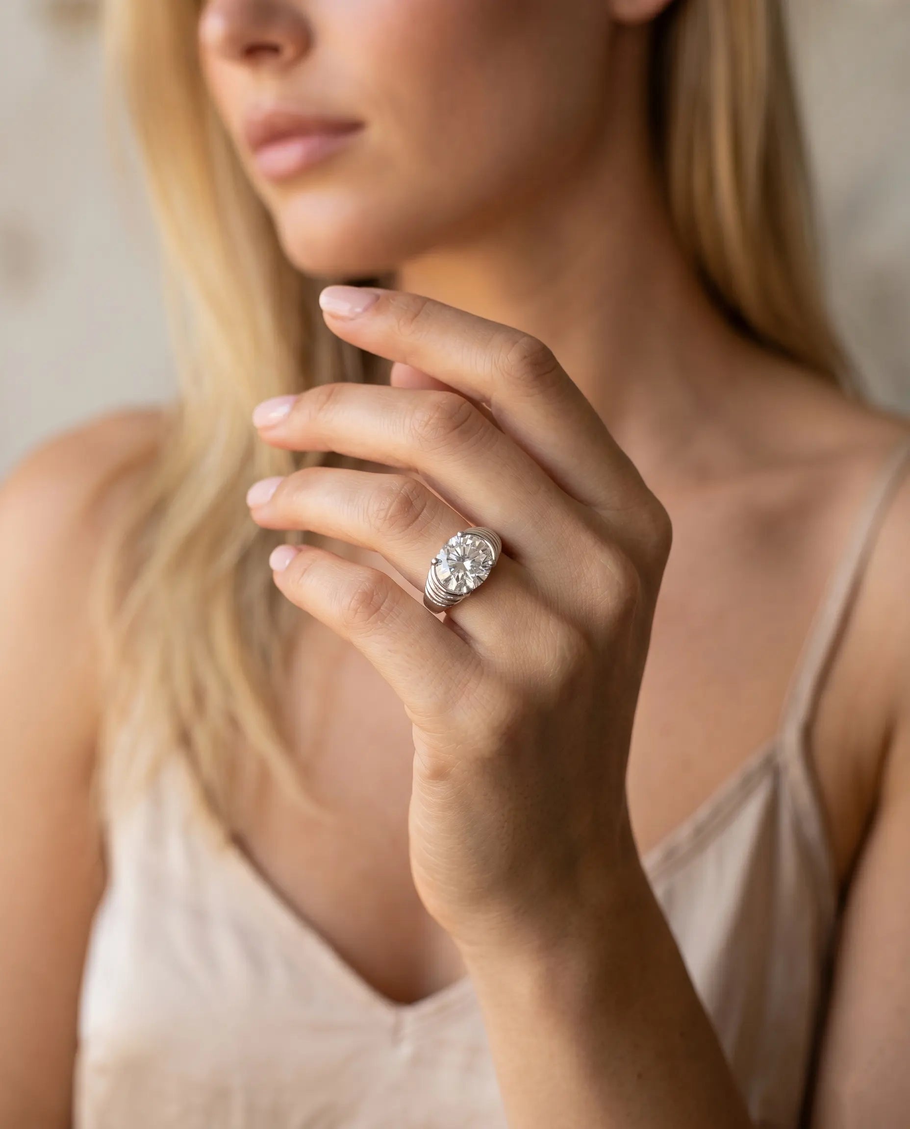 versatile-daily-wear-gold-vilhena-statement-ring_effortless-high-end-cocktail-ring-style_minimalist-accessories-for-refined-look_classy-925-silver-oval-ring-lifestyle_senya-jewelry-vilhena-collection