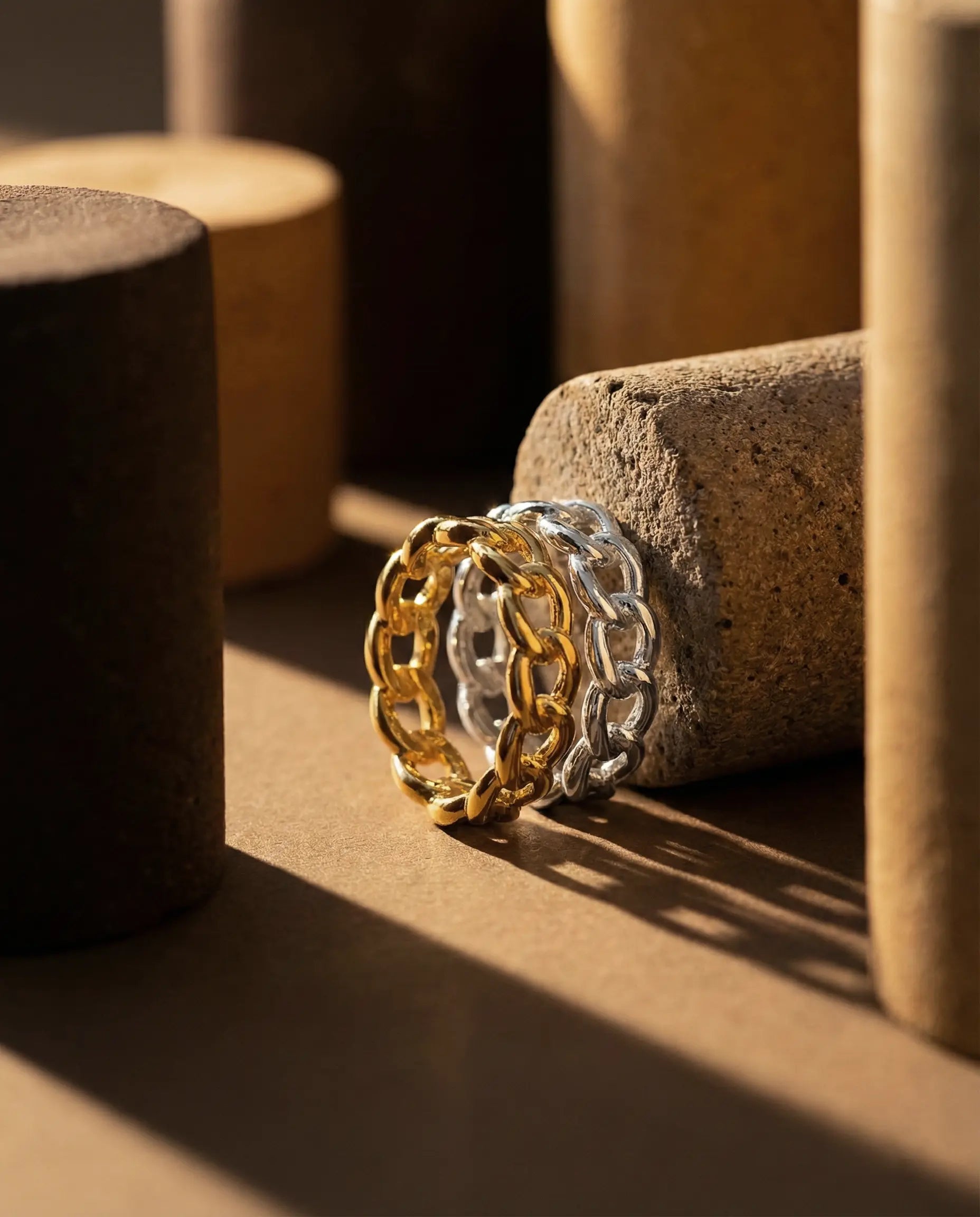 versatile-daily-wear-silver-kiana-ring, effortless-chic-jewelry-style, minimalist-accessories-for-refined-look, classy-925-silver-chain-ring-lifestyle, senya-jewelry-kiana-collection