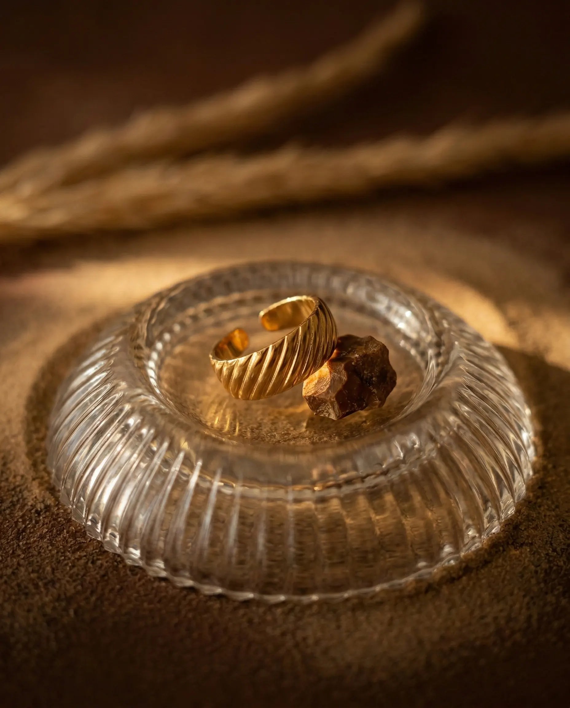 anti-tarnish-gold-pvd-ring-detail, adjustable-open-back-ring-stacking-ideas, jewelry-for-sensitive-skin-316L-steel, upscale-jewelry-brand-denmark, modern-classic-ring-design, waterproof-bold-gold-ring