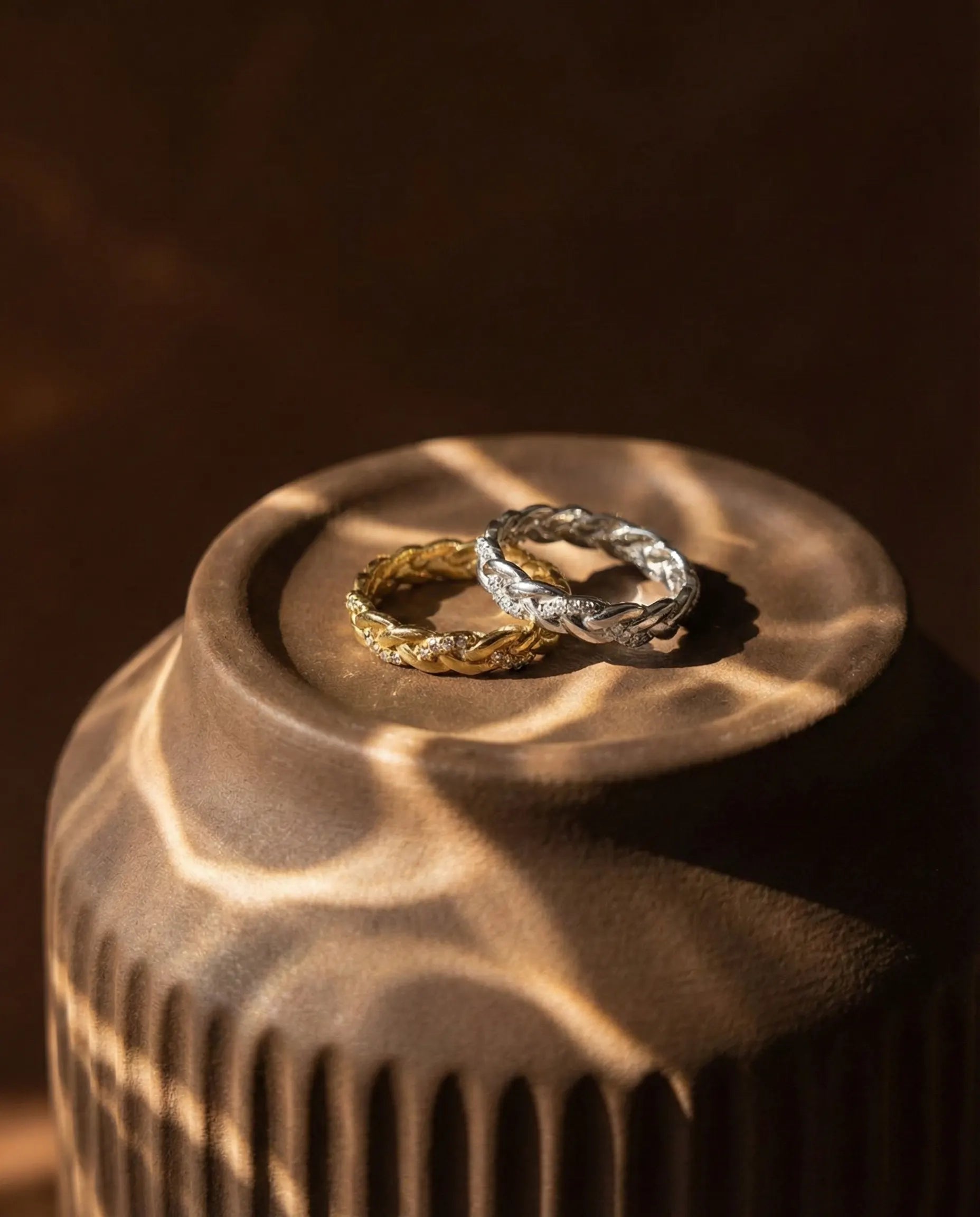 durable-tarnish-free-avalon-gold-silver-bands, sophisticated-minimalist-bold-ring-detail, high-quality-18k-gold-pvd-plating, anti-allergy-steel-jewelry-premium, refined-jewelry-collection-germany