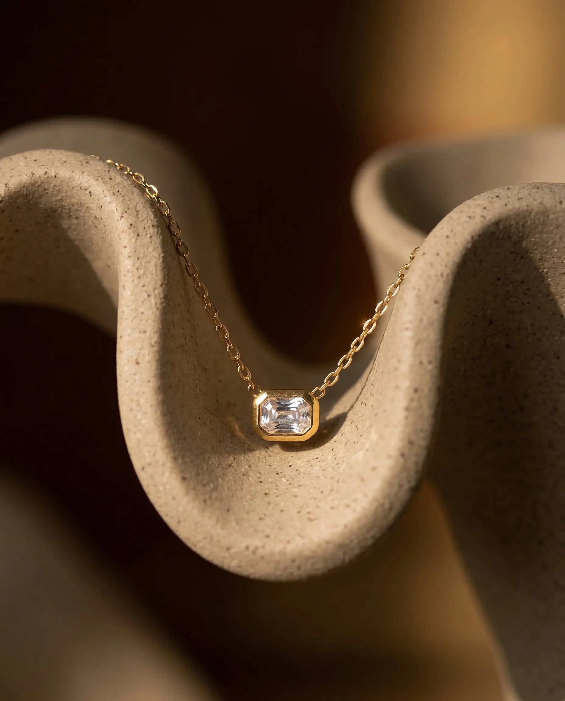 durable-life-proof-quennie-gold-necklace-detail, sophisticated-emerald-cut-bezel-design, high-quality-18k-gold-pvd-plating, anti-allergy-steel-jewelry-premium, refined-jewelry-collection-germany