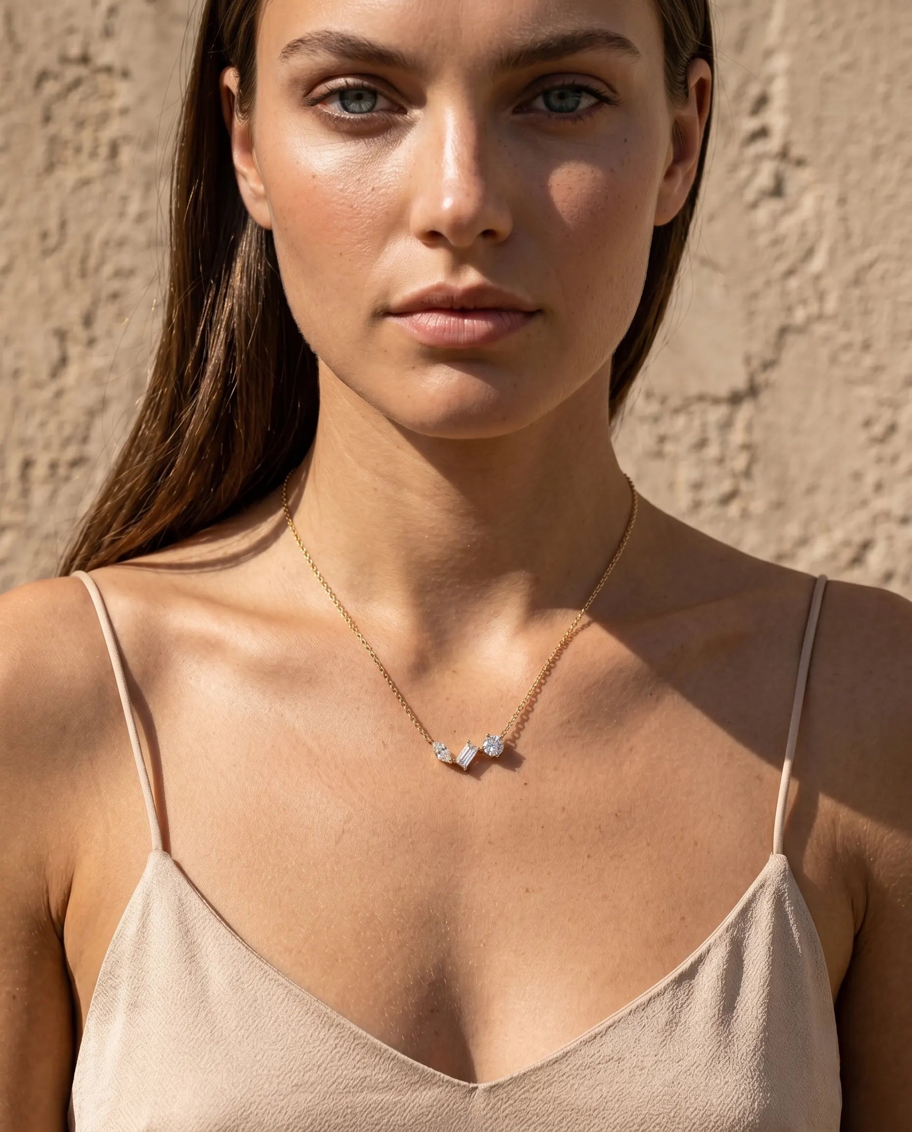 adara-necklace-gold-chain-detail-and-minimalist-pendant-design-for-women-who-value-quiet-luxury-and-durable-jewelry