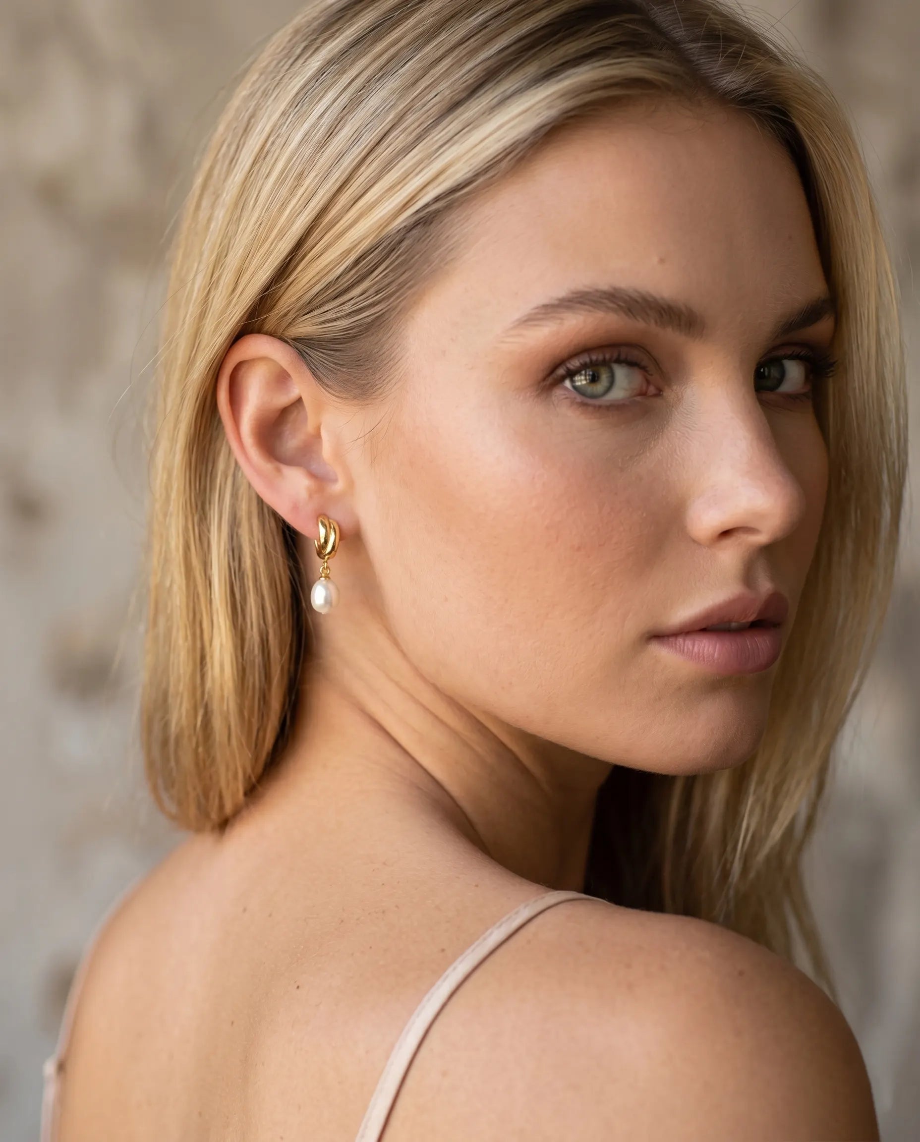 anti-tarnish-gold-plated-capri-pearl-detail, radiant-pearl-shimmer-jewelry, jewelry-for-sensitive-skin-925-silver, upscale-jewelry-brand-denmark, modern-classic-drop-design