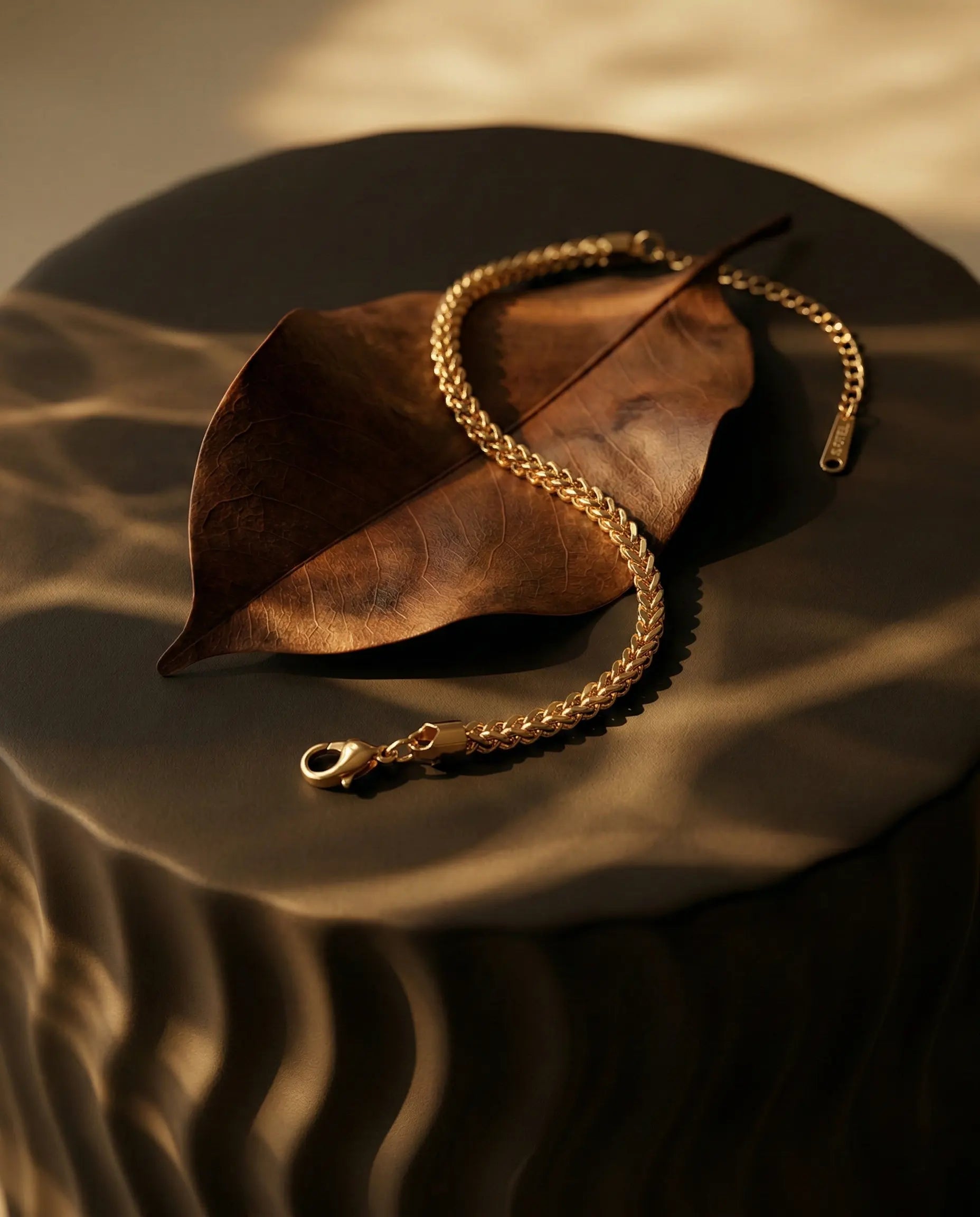 anti-tarnish-gold-pvd-bracelet-detail, rope-chain-stacking-ideas-jewelry, jewelry-for-sensitive-skin-316L-steel, upscale-jewelry-brand-denmark, modern-classic-twisted-design