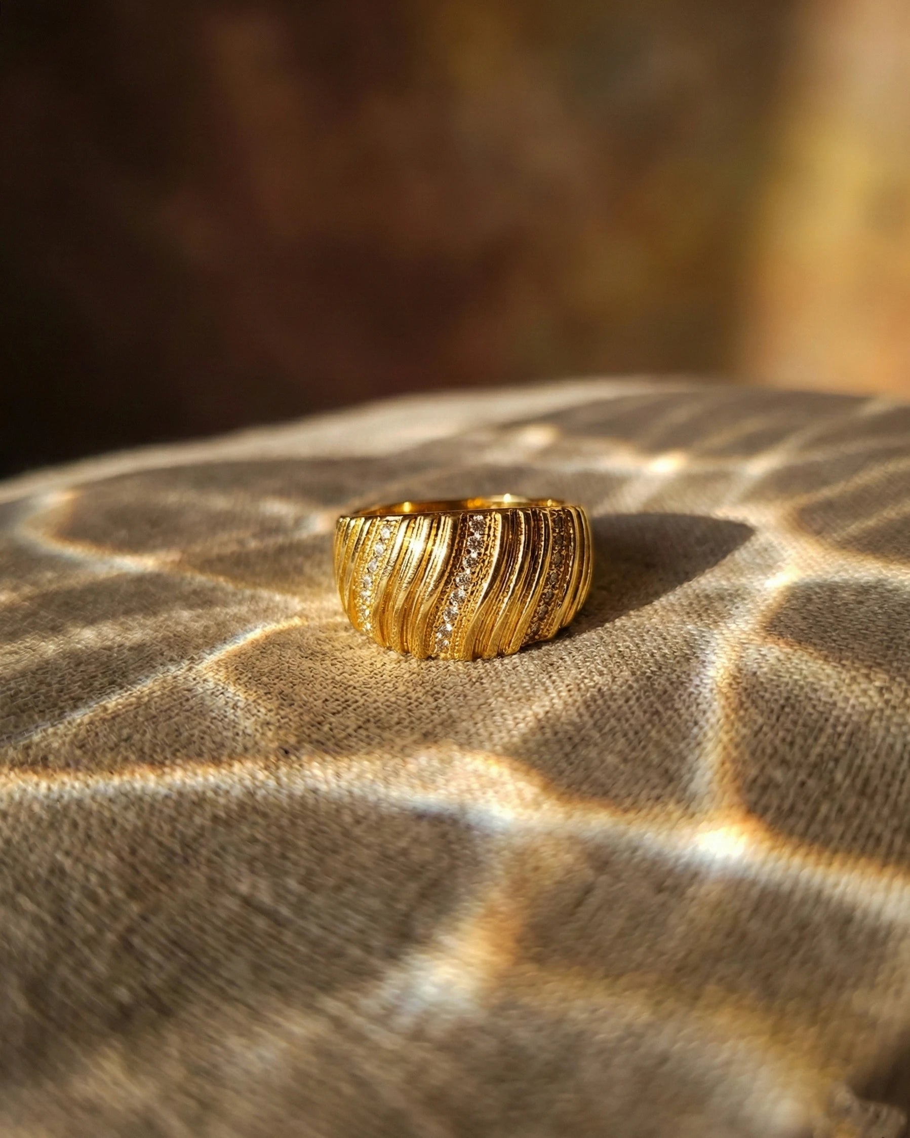 anti-tarnish-gold-pvd-kenza-ring-detail, radiant-crystal-shimmer-jewelry, jewelry-for-sensitive-skin-316l-steel, upscale-jewelry-brand-denmark, modern-classic-textured-design