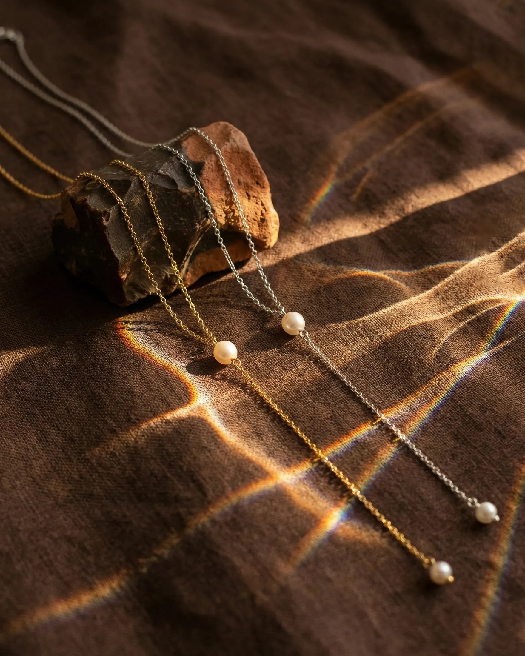 anti-tarnish-gold-pvd-lariat-necklaces, long-pearl-necklace-stacking-ideas, jewelry-for-sensitive-skin-316L-steel, upscale-jewelry-brand-denmark, modern-classic-necklace-design, waterproof-vertical-pearl-necklace