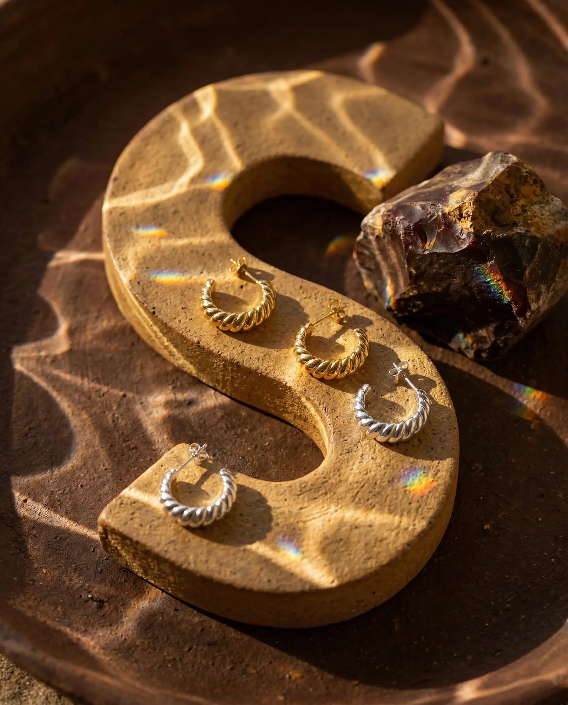 anti-tarnish-gold-pvd-museful-earrings-detail, radiant-twisted-shimmer-jewelry, jewelry-for-sensitive-ears-316l-steel, upscale-jewelry-brand-denmark, modern-classic-spiral-design