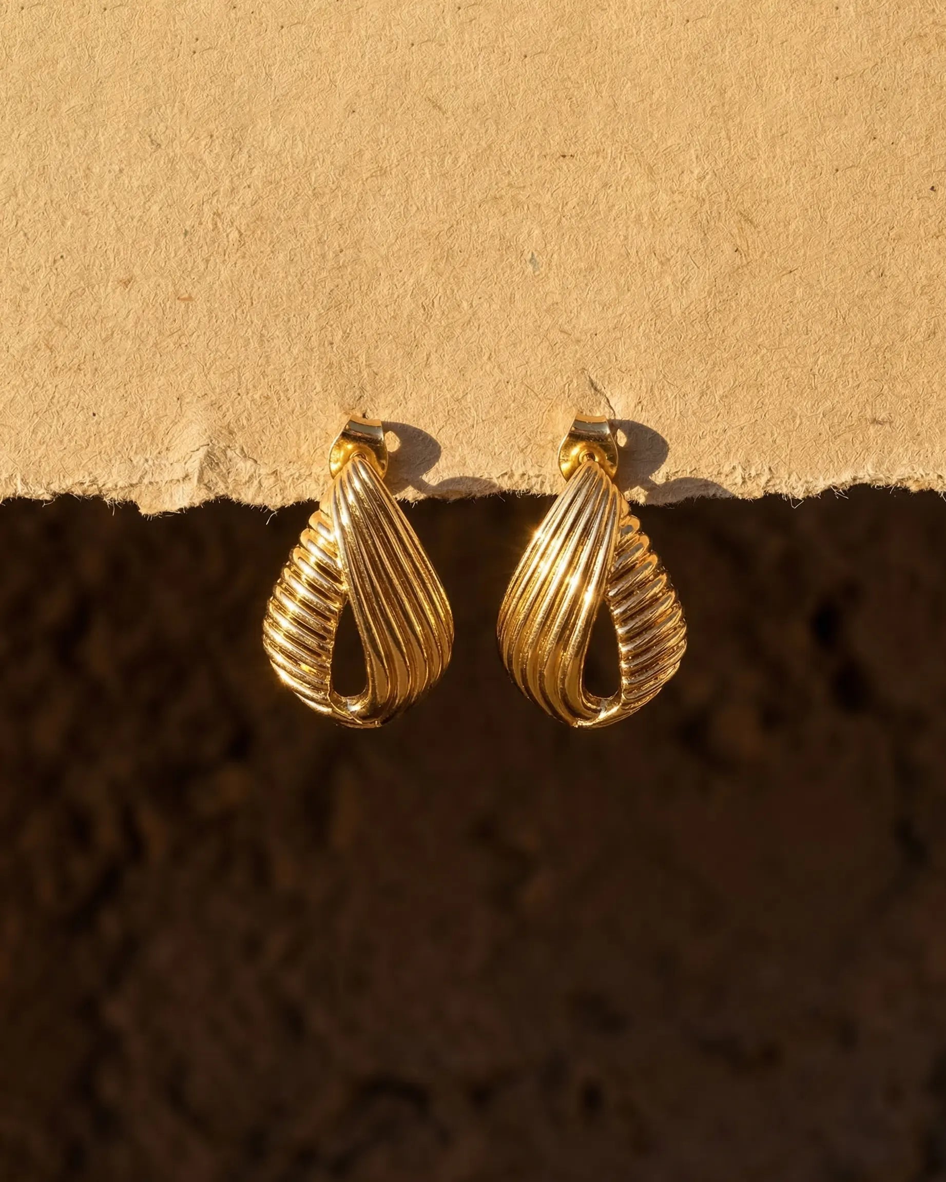 anti-tarnish-gold-pvd-rivera-earrings-detail, radiant-ribbed-texture-shimmer-jewelry, jewelry-for-sensitive-ears-316l-steel, upscale-jewelry-brand-denmark, modern-classic-chunky-design
