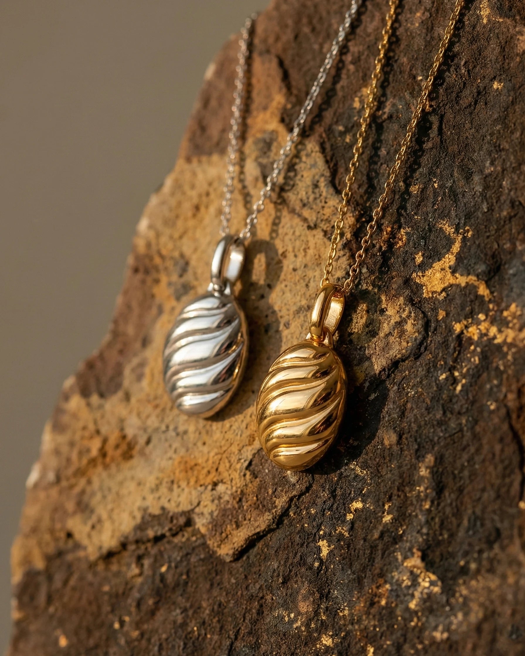 anti-tarnish-gold-pvd-shell-necklaces, organic-seashell-stacking-ideas-jewelry, jewelry-for-sensitive-skin-316L-steel, upscale-jewelry-brand-denmark, modern-classic-necklace-design, waterproof-organic-shell-necklace